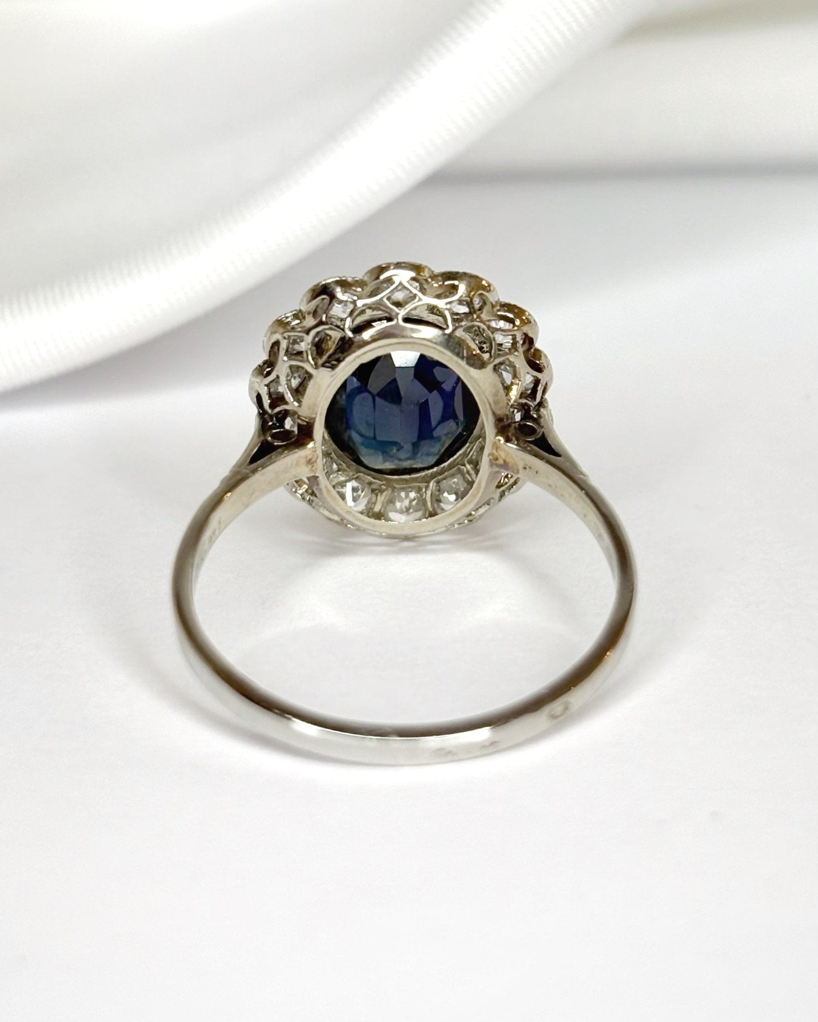 Bague Art - Déco Saphir 2.60 carats & Diamants 0.56 carat "Ornella" - Elliade Paris