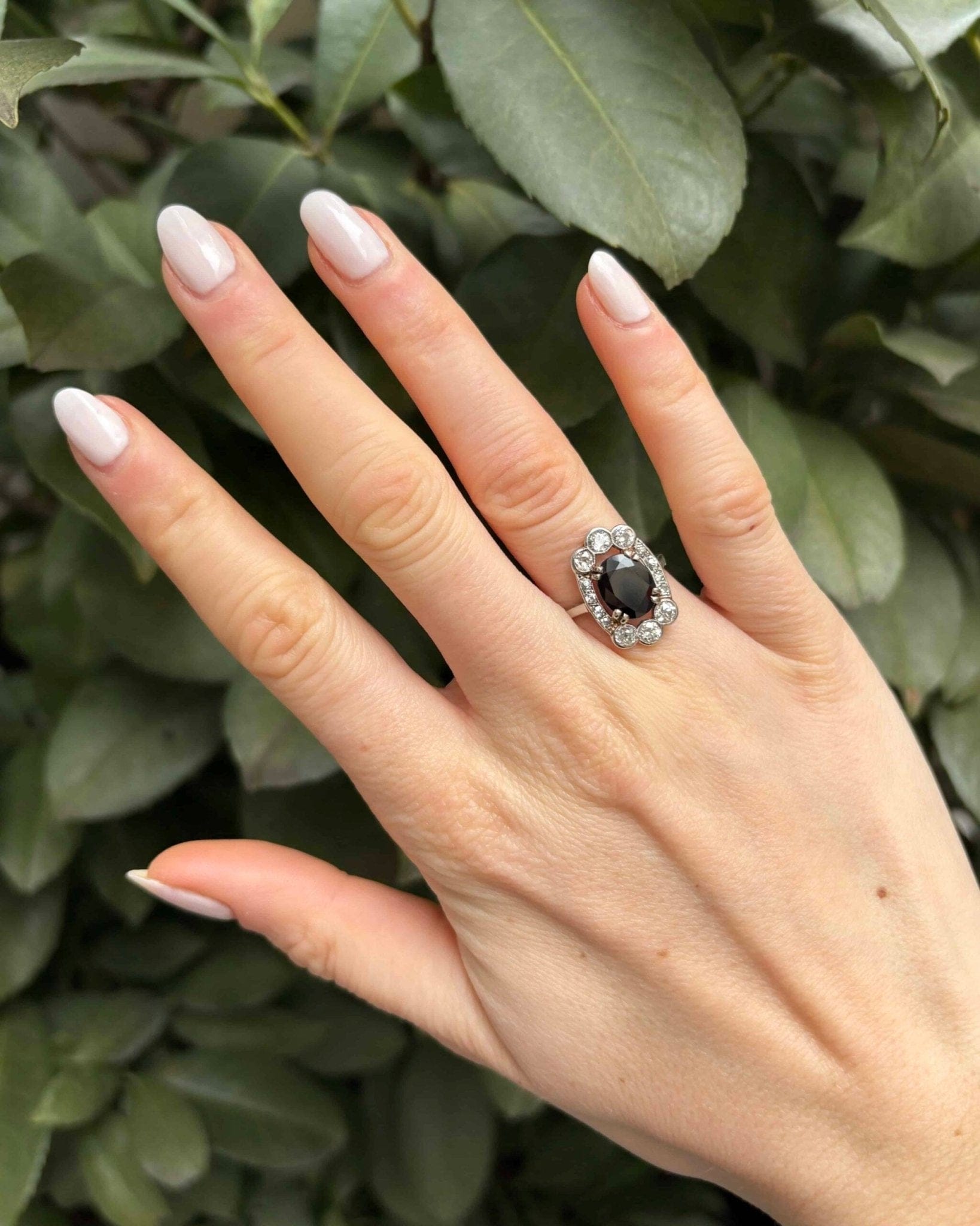 Bague Art - Déco Saphir 3.20 carats & 14 Diamants "Suzie" - Elliade Paris