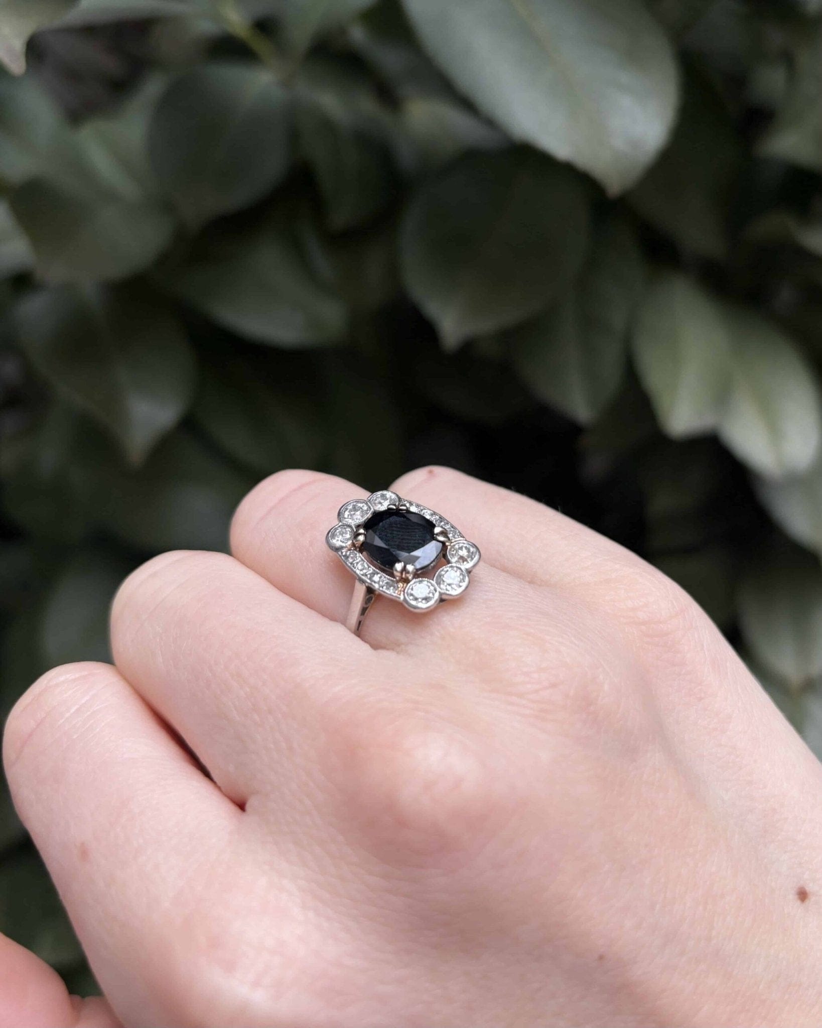 Bague Art - Déco Saphir 3.20 carats & 14 Diamants "Suzie" - Elliade Paris