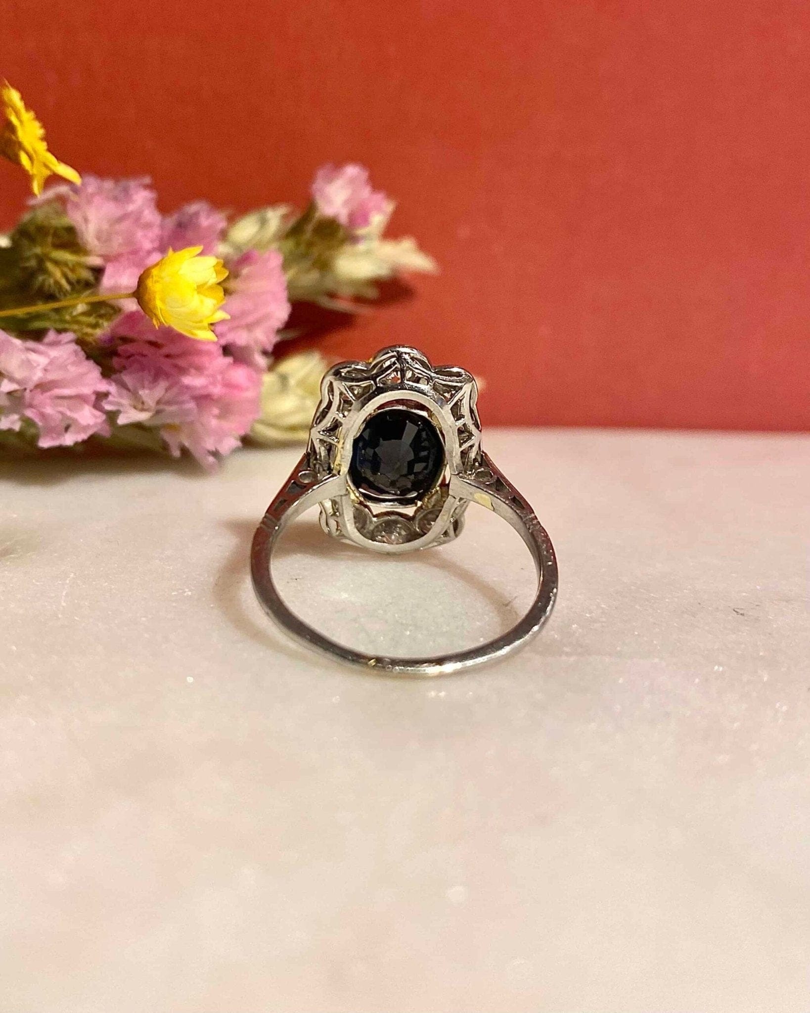 Bague Art - Déco Saphir 3.20 carats & 14 Diamants "Suzie" - Elliade Paris