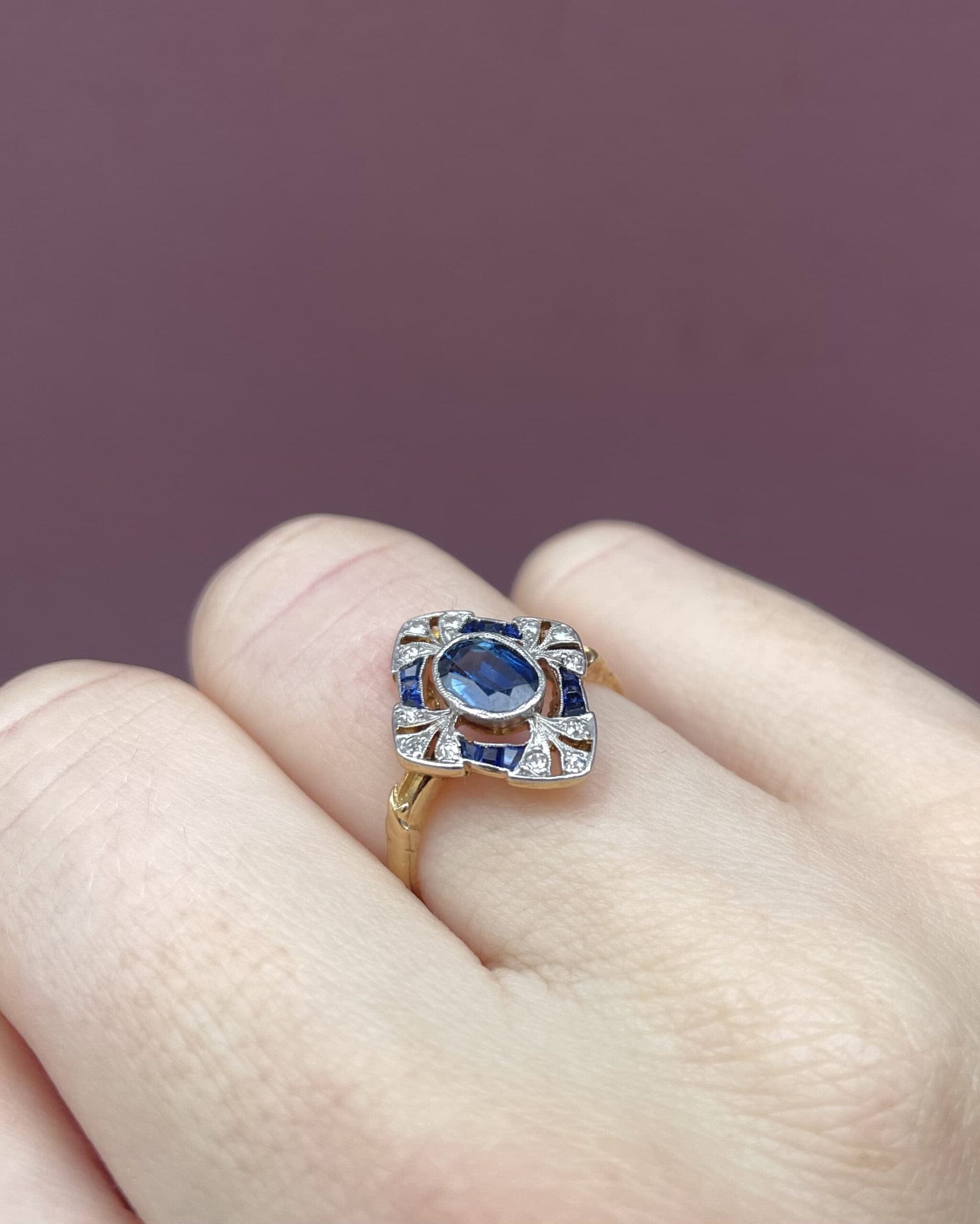 Anillo Art Déco de 1 quilate con zafiros y diamantes "Solyana"