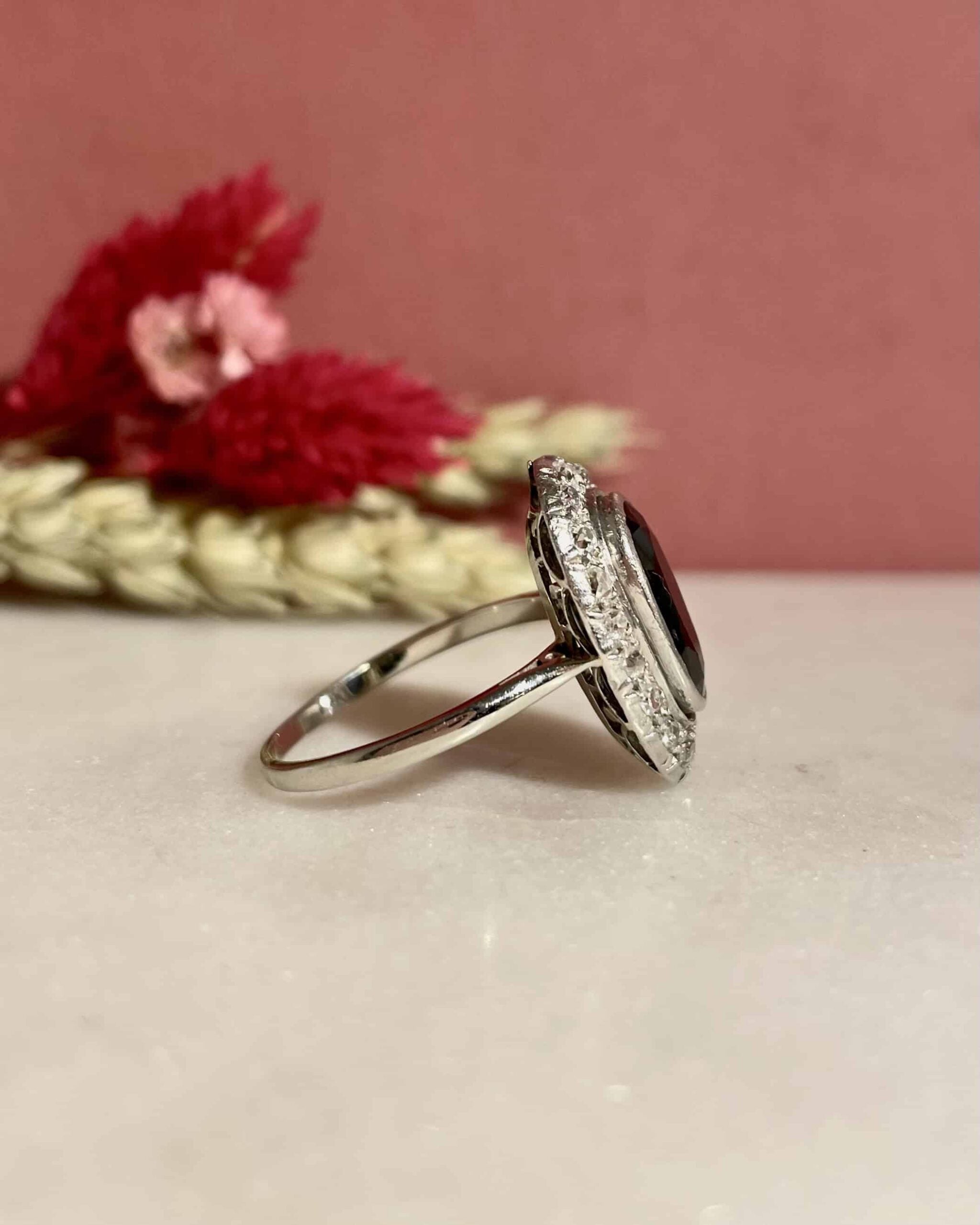 Bague Art-Déco Saphir 2 carats & 18 Diamants "Phoebe"