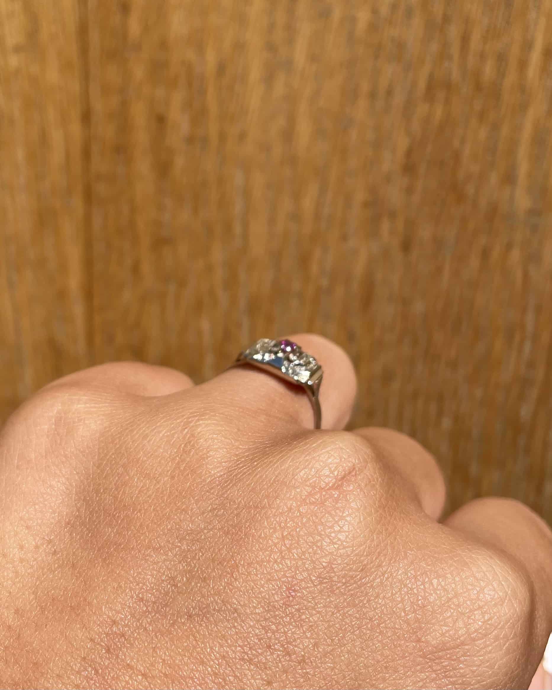 Anillo de tanque Art Déco con zafiro rosa "Danitsa"