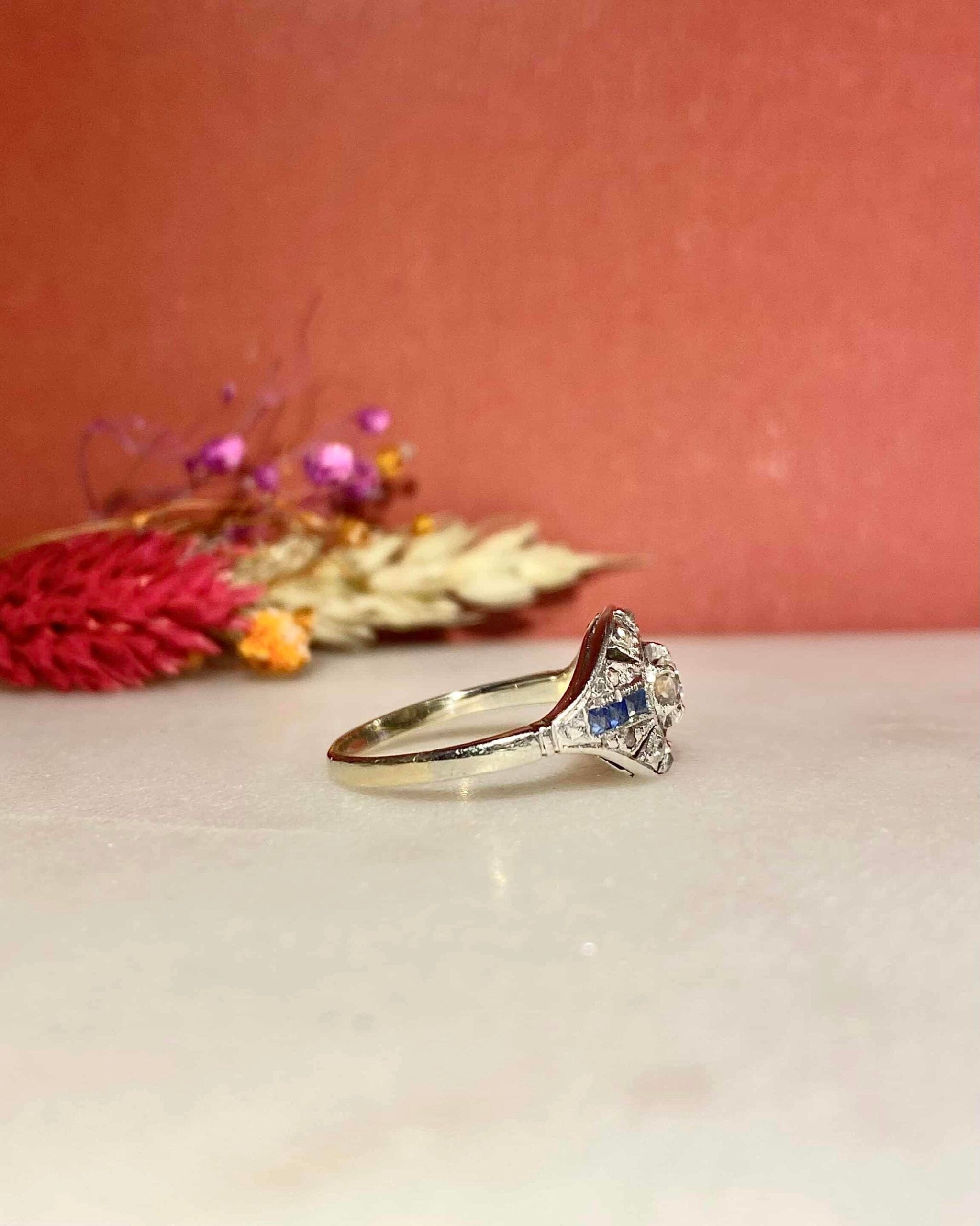 Anillo Art Déco de zafiro y diamantes "Kimy"