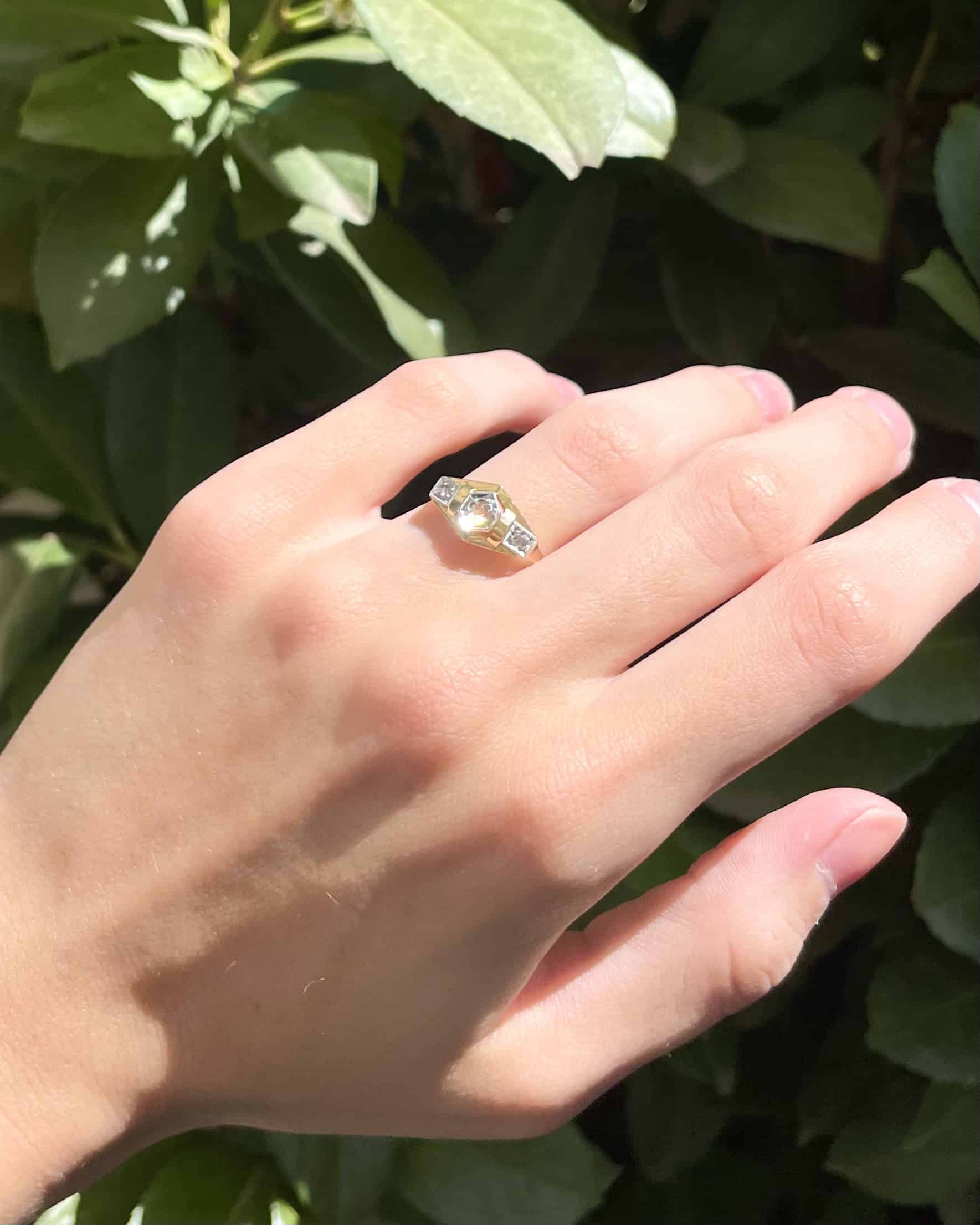 Anillo Art Déco de diamantes con diseño de tanque "Zephyra"