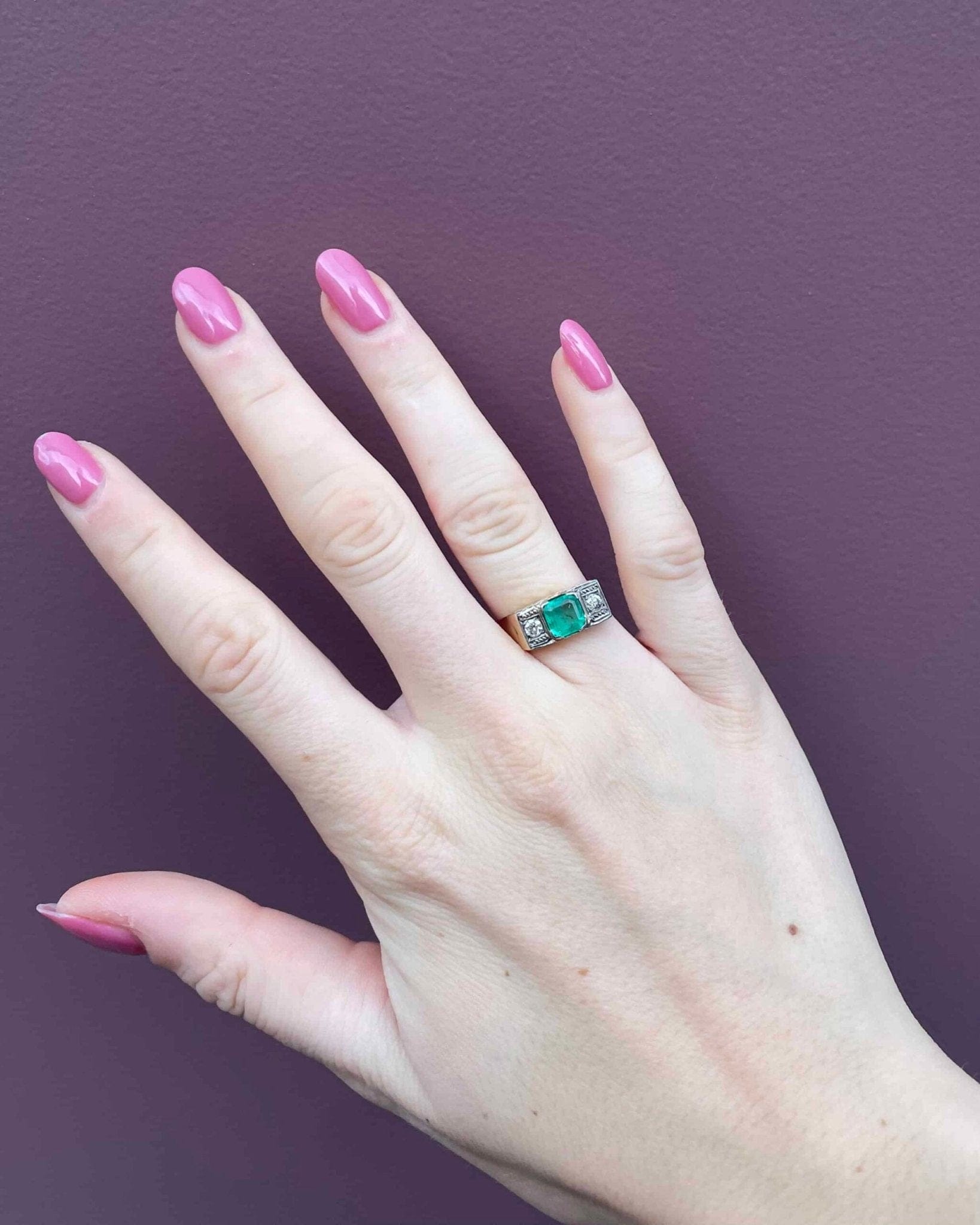 Bague Art - Déco Tank Vintage Émeraude 1.50 carat et Diamants "Aranza" - Elliade Paris