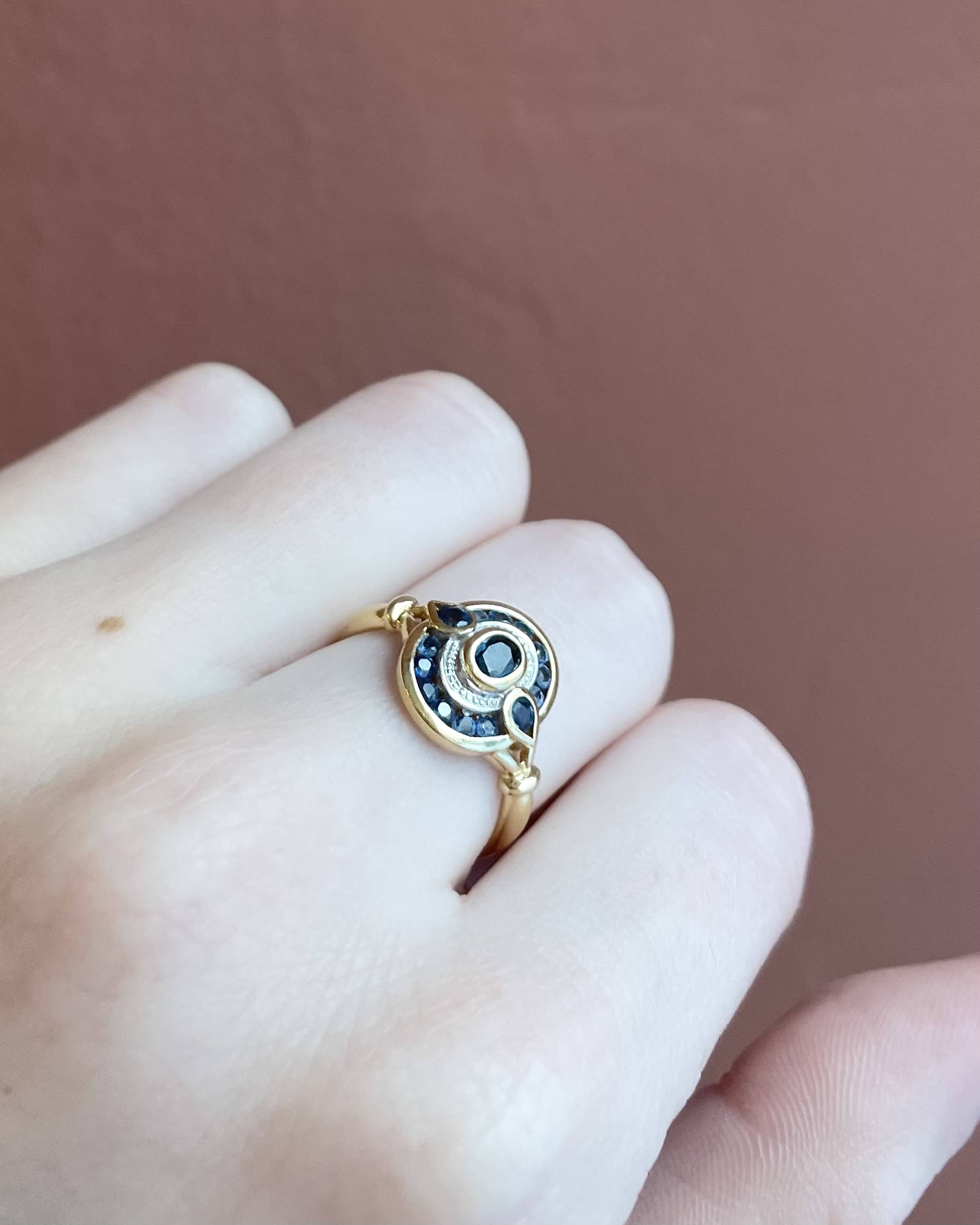 Anillo estilo Art Déco con 15 zafiros "Alana"