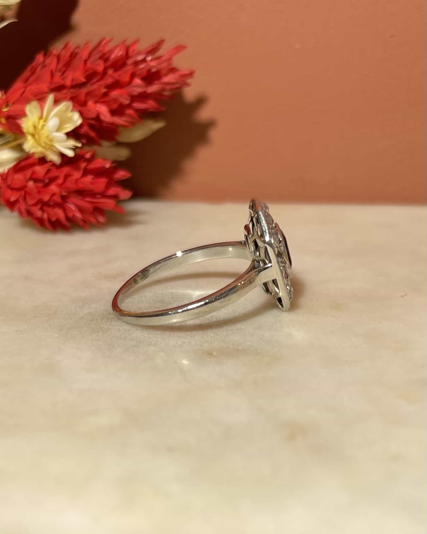 Anillo Art Déco de zafiro y diamantes "Annabelle"