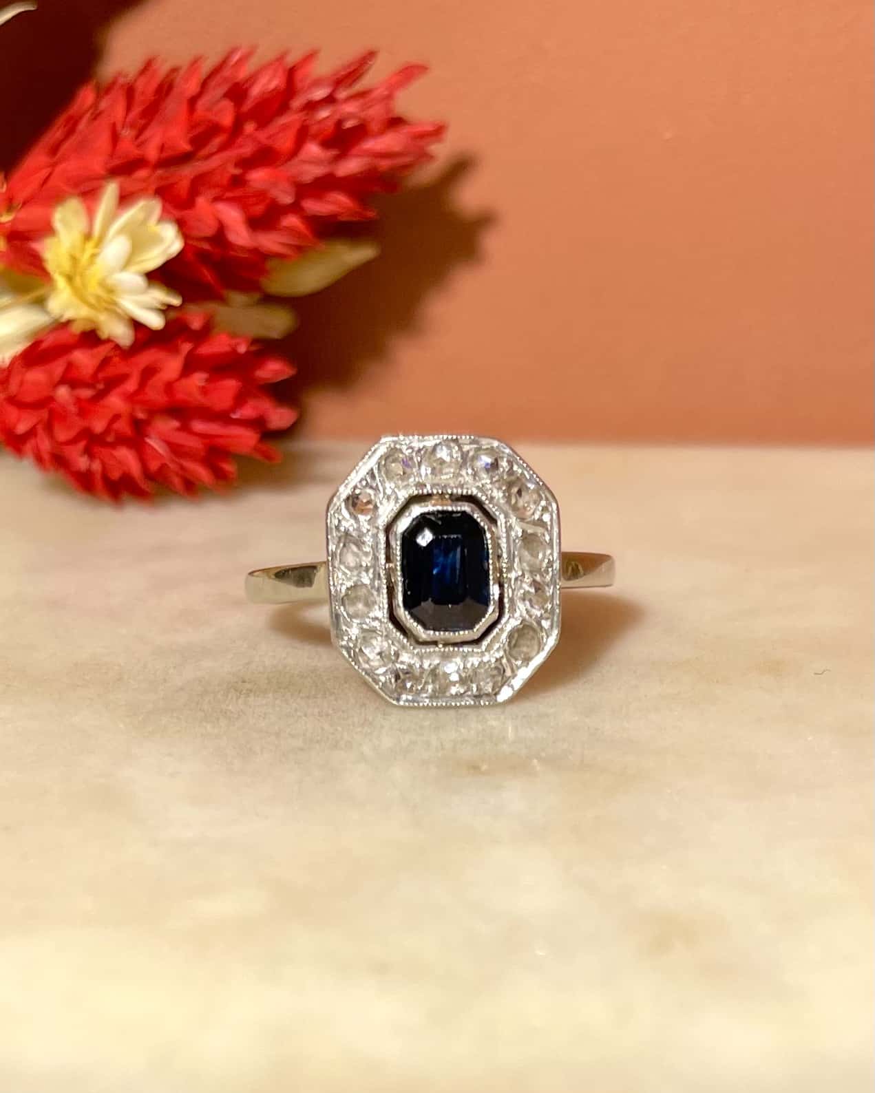 Anillo Art Déco de zafiro y diamantes "Annabelle"