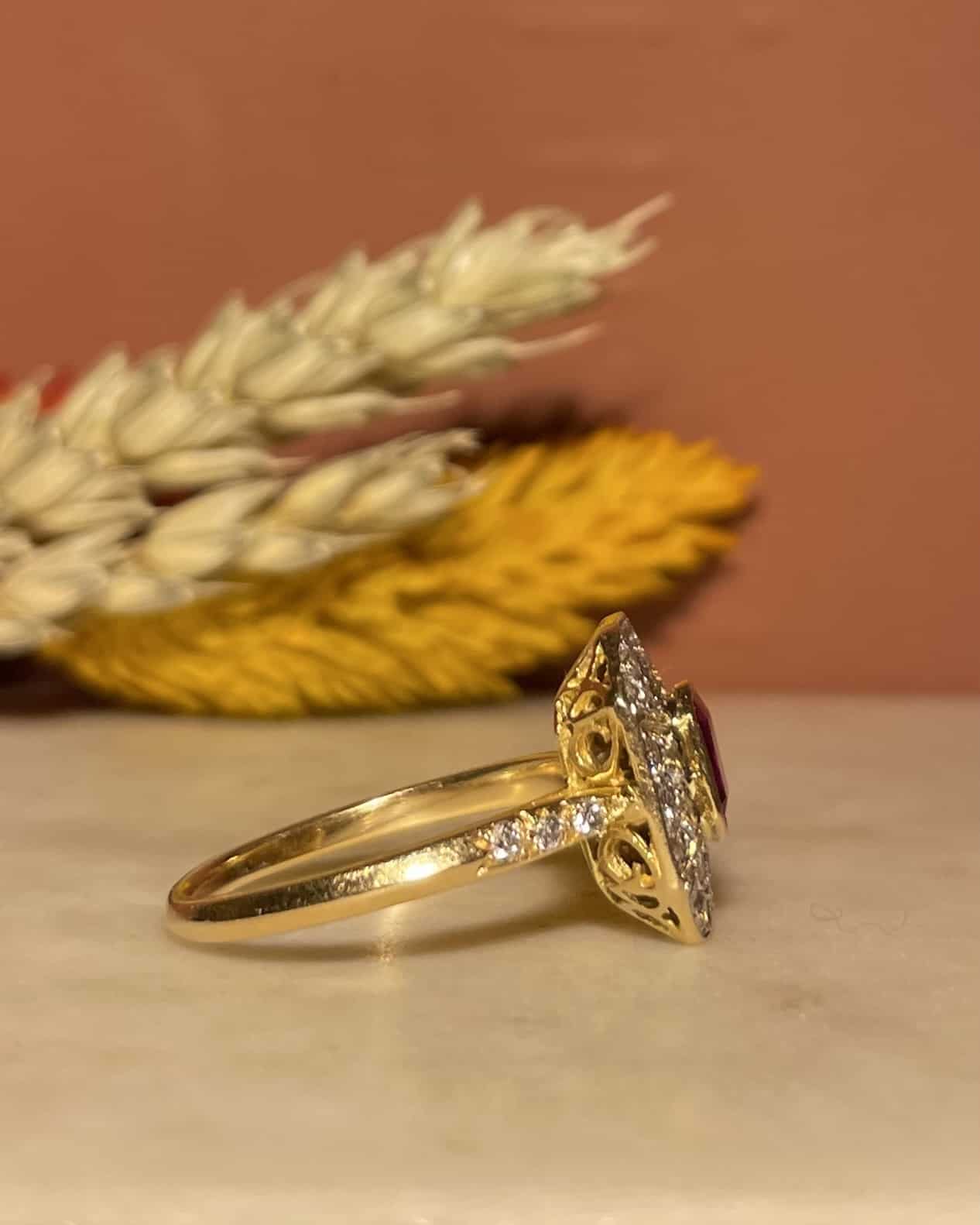 Anillo estilo Art Déco con rubí de 0,60 quilates y 36 diamantes "Lancel"