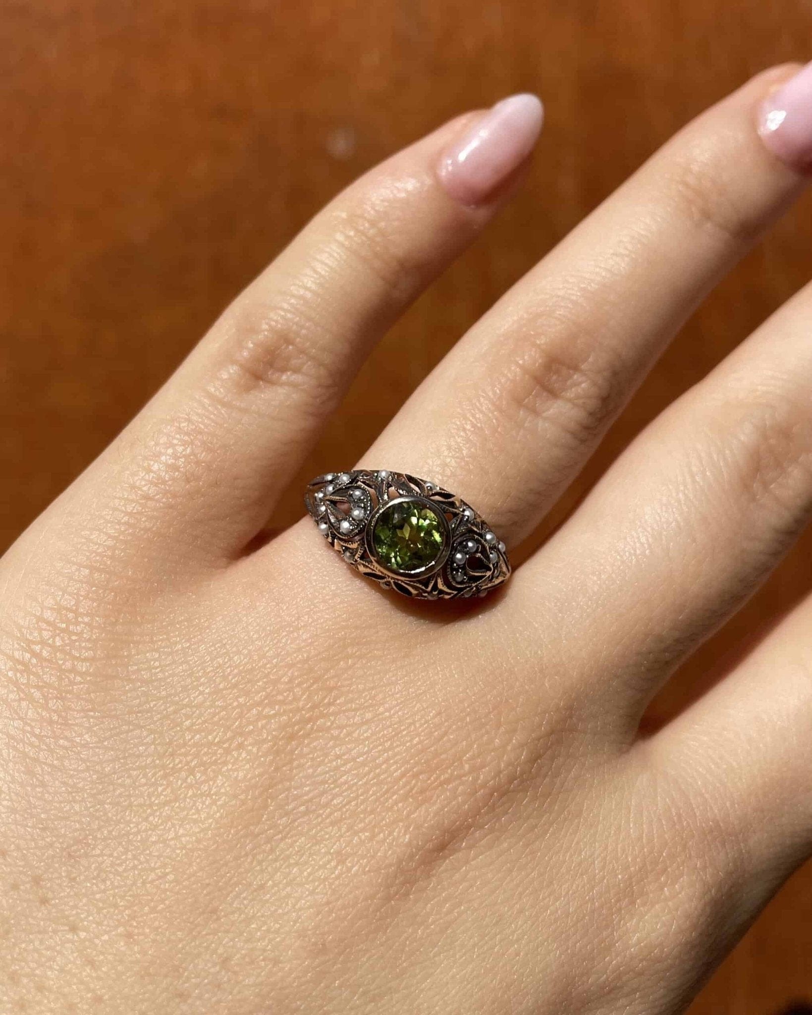 Bague Art Nouveau Péridot 0.85 carat & 26 Perles "Milana" - Elliade Paris
