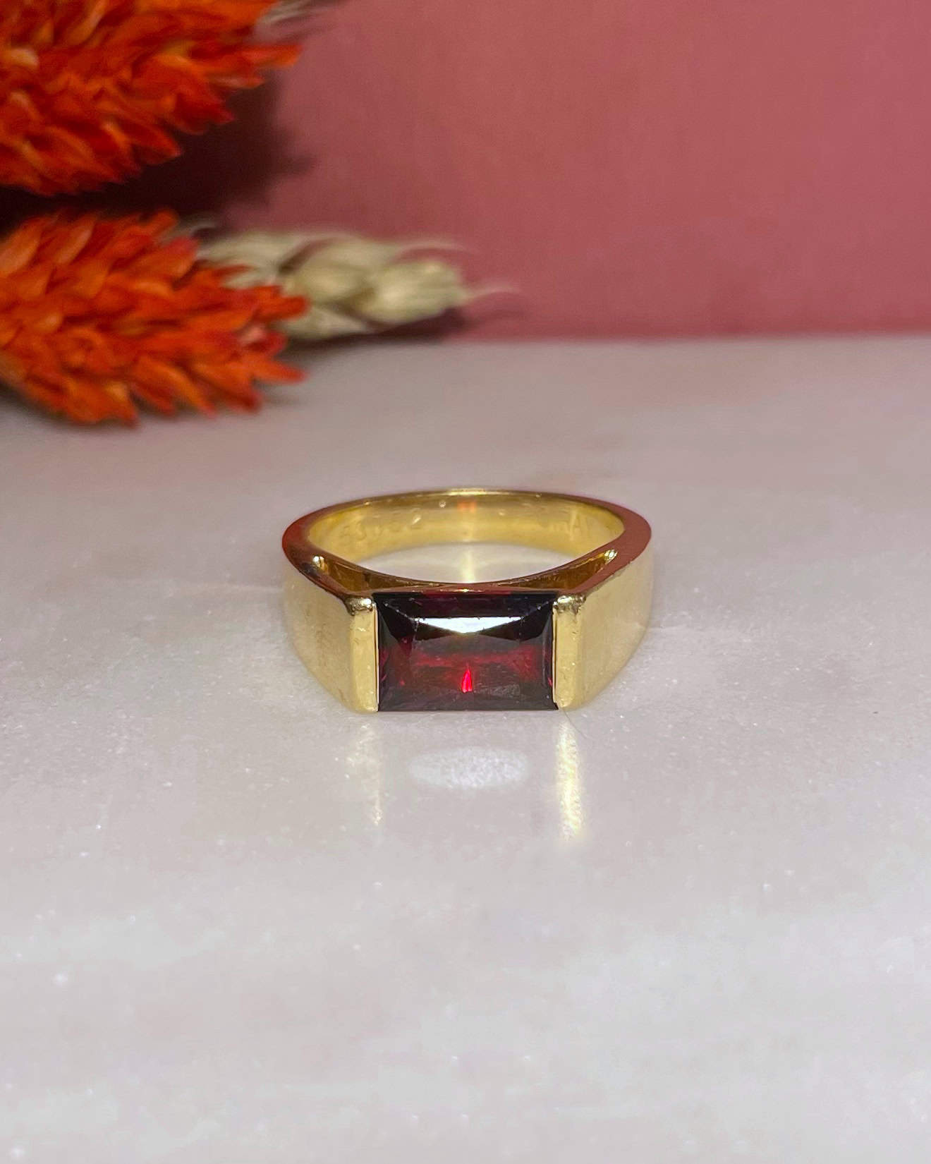 Bague Chevalière Grenat Arche signée Poiray 2.40 carats - Elliade Paris