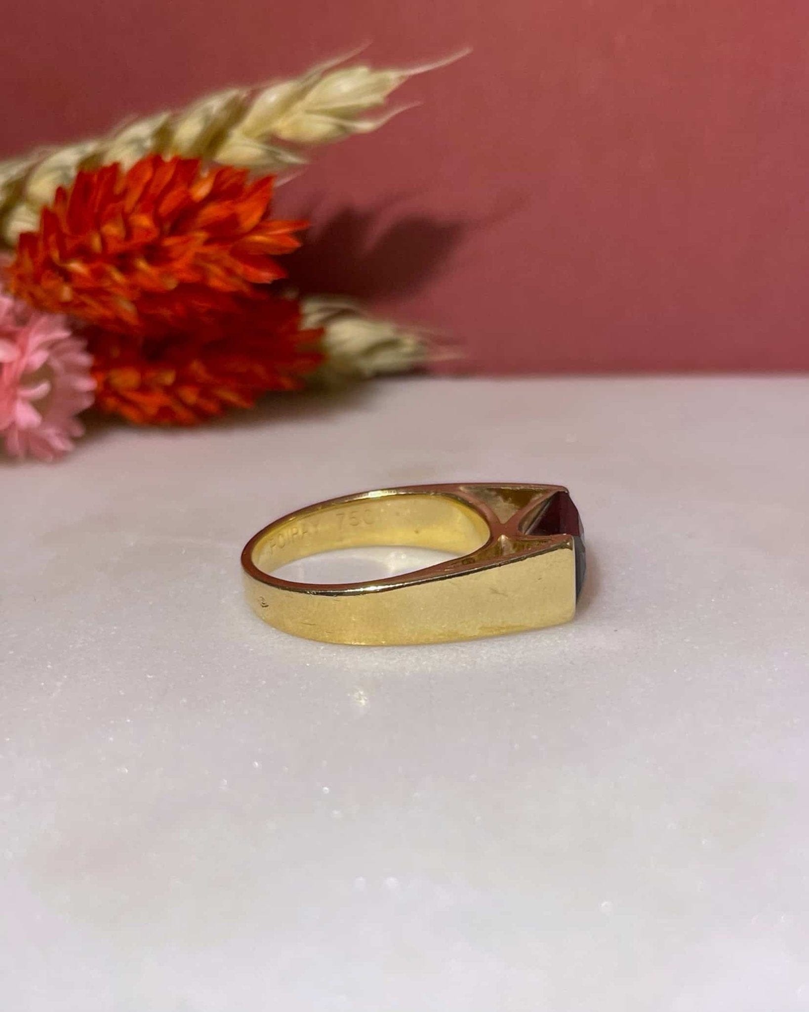 Bague Chevalière Grenat Arche signée Poiray 2.40 carats - Elliade Paris