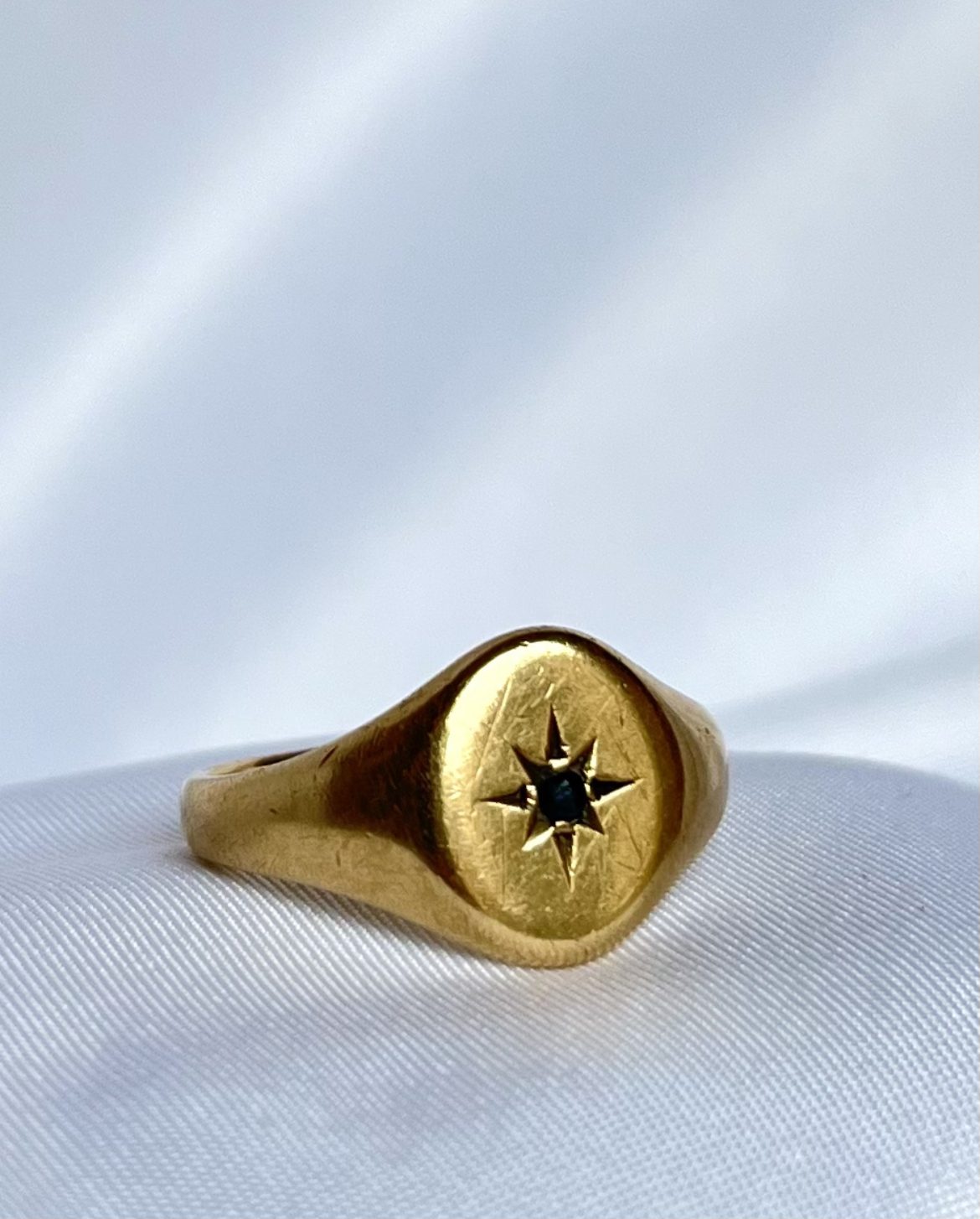 Bague Chevalière Saphir en serti étoilé "Edith" - Elliade Paris