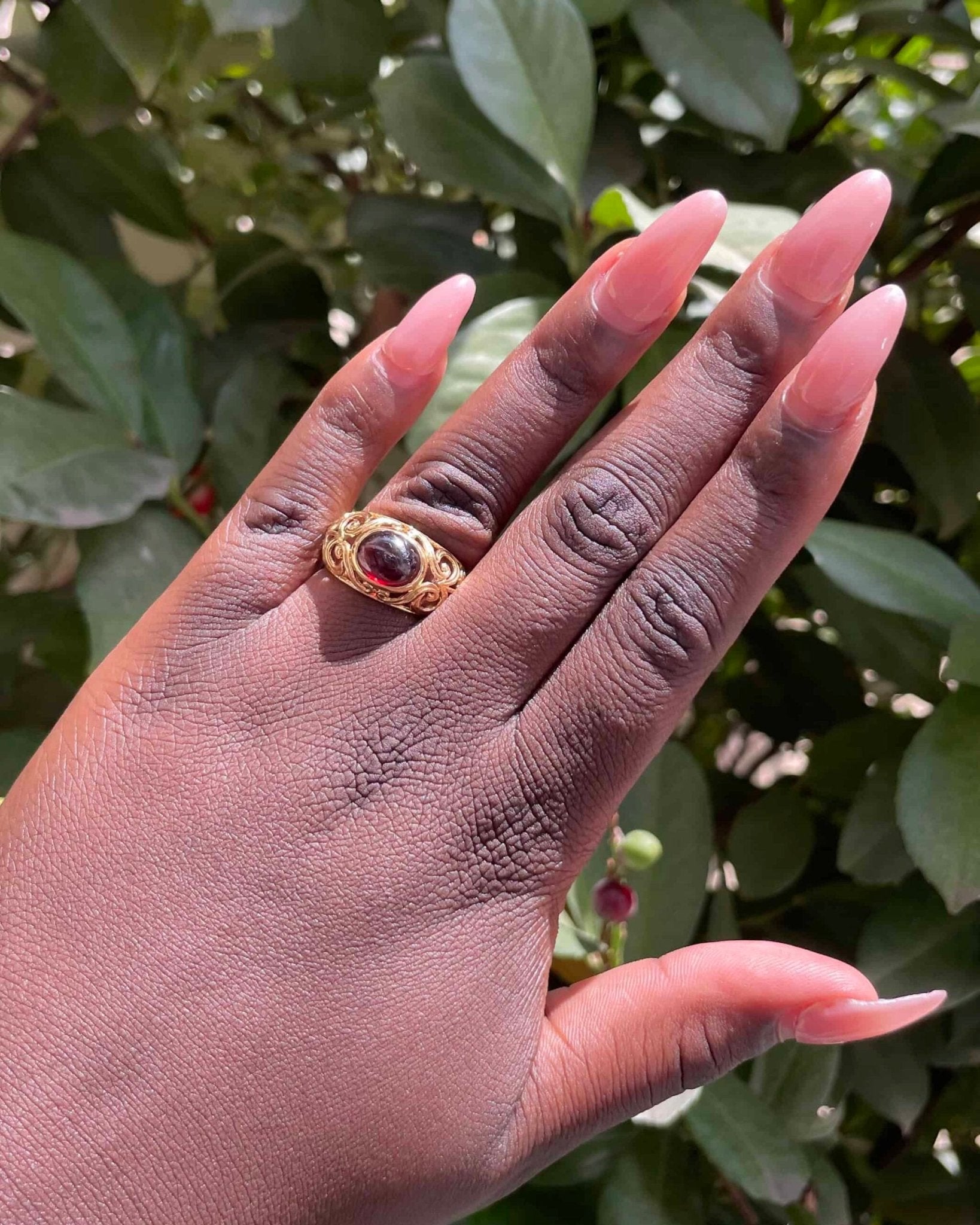 Bague chevalière vintage Grenat Cabochon "Sacha" - Elliade Paris
