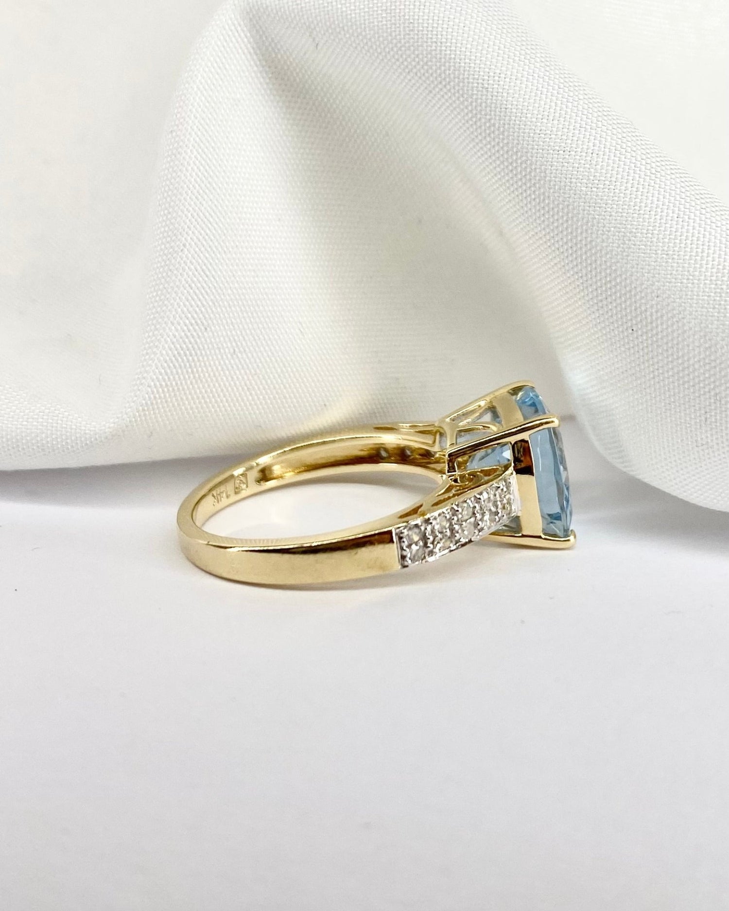 Bague Cocktail Aigue - Marine 4.50 carats & 20 Diamants "Stella" - Elliade Paris