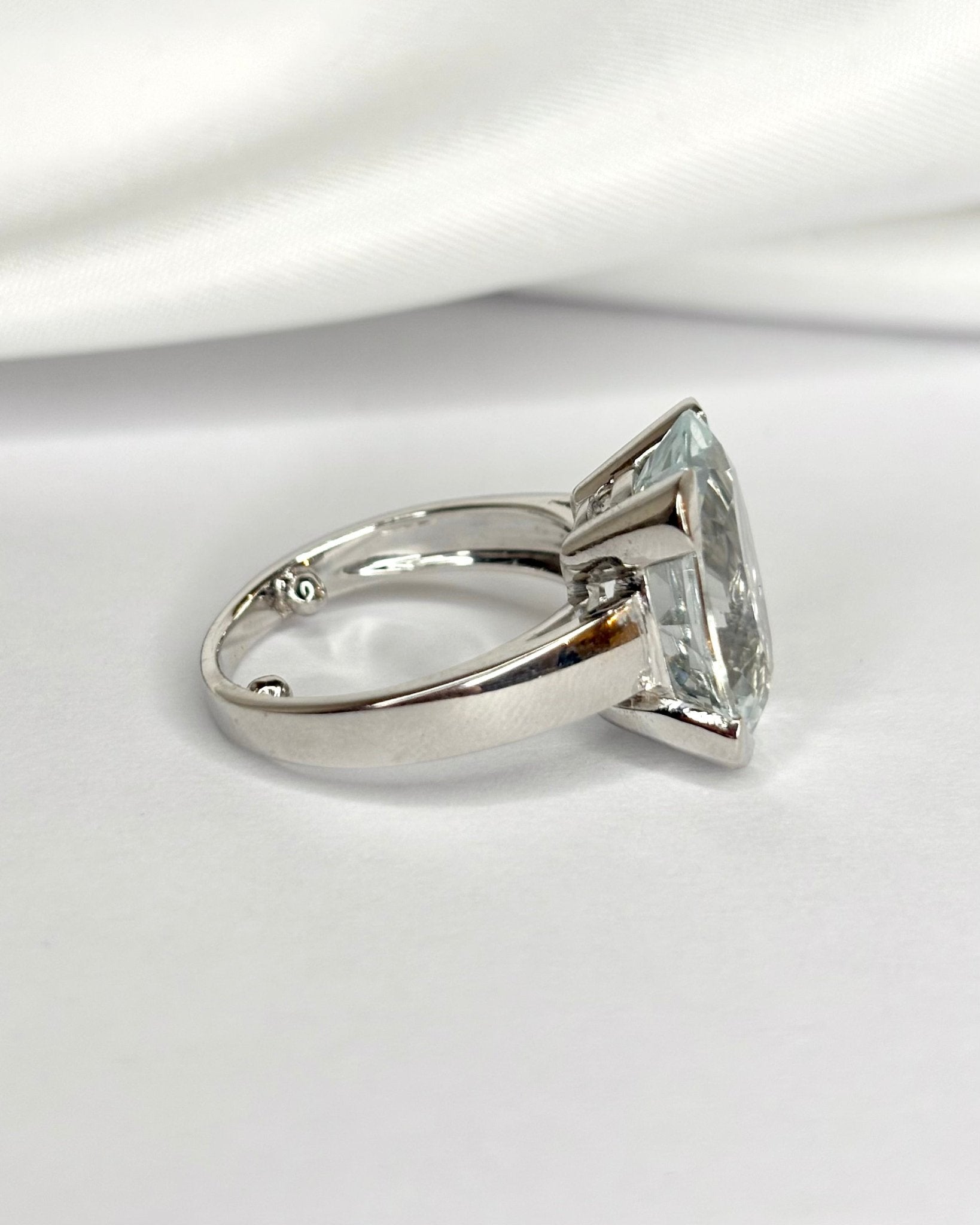 Bague Cocktail Aigue - Marine 8.70 carats & Or Gris 6.74g "Marinette" - Elliade Paris