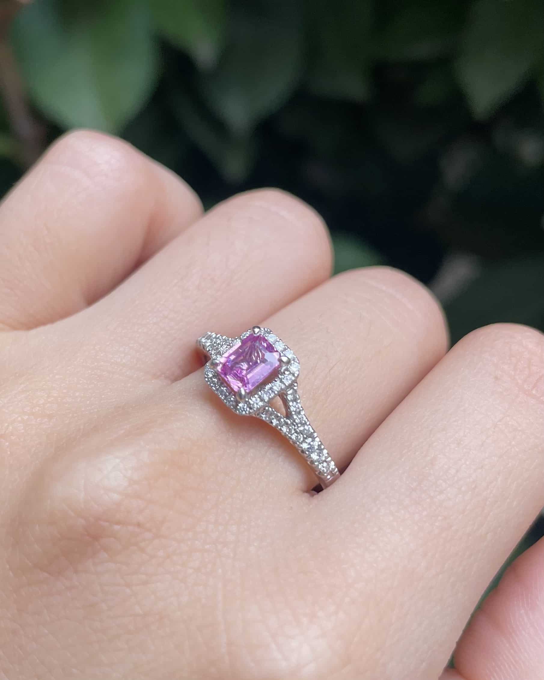 Anillo Art Déco con zafiro rosa y diamantes "Anjah"