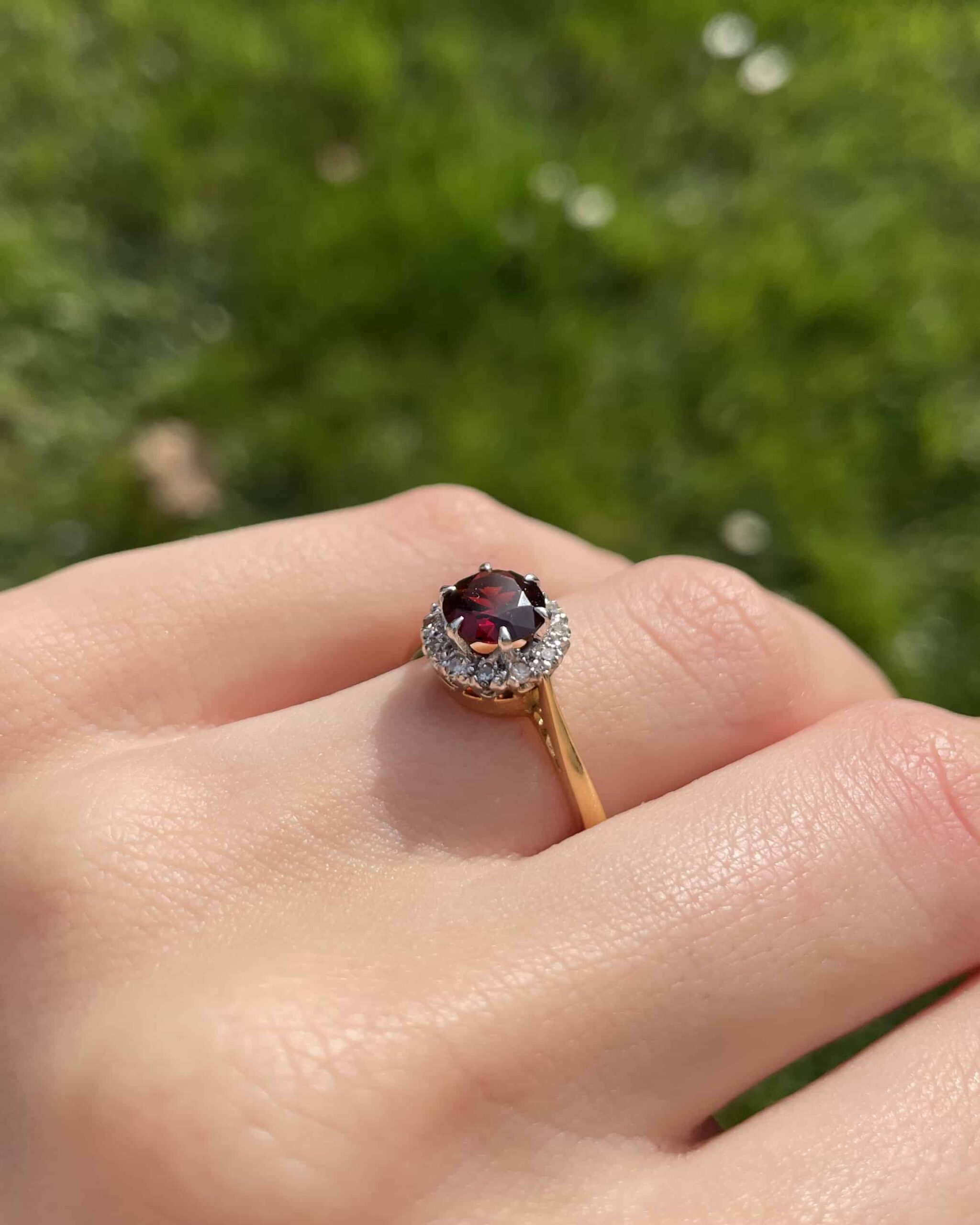 Anillo de margaritas de granate y diamantes "Blayze"