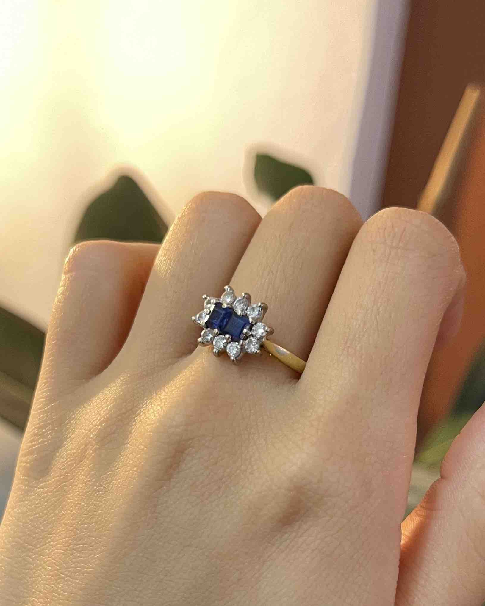 Anillo "Wallie" con margaritas, zafiros y diamantes