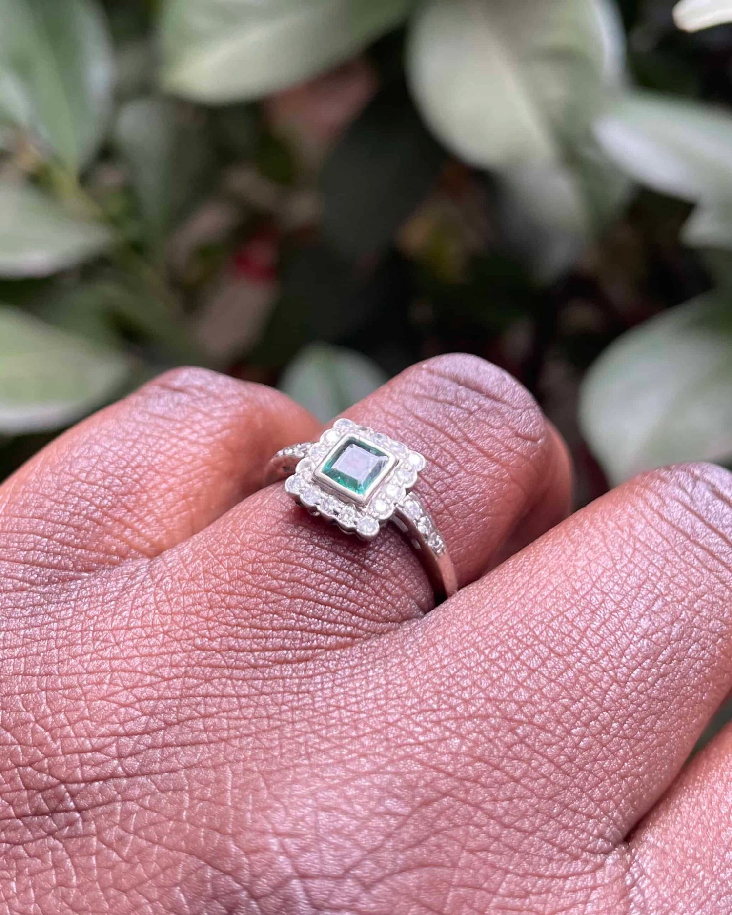 Anillo estilo Art Déco con esmeralda de 0,45 quilates y 22 diamantes "Madz"
