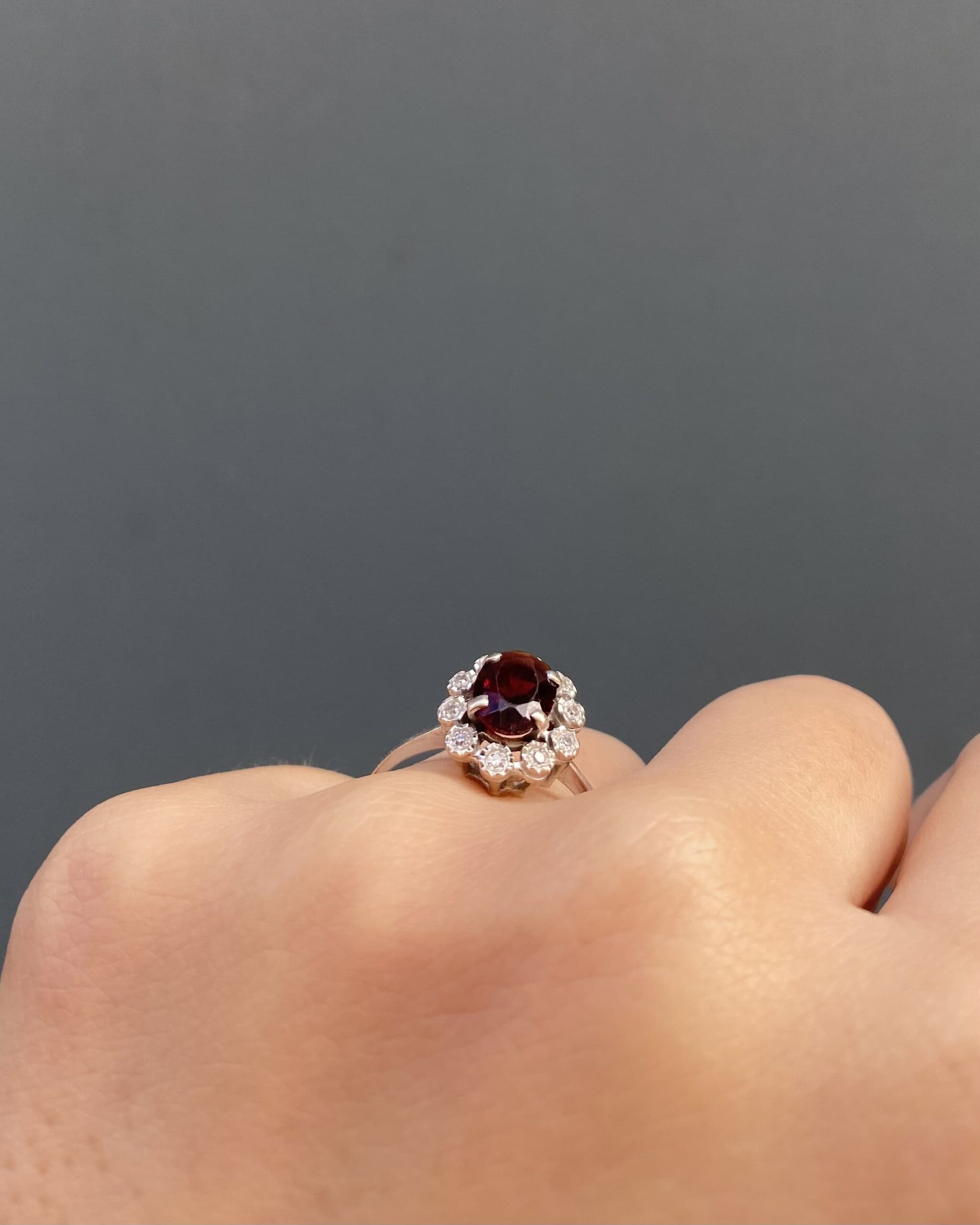 Bague Marguerite Grenat 1.50 carat & Diamants "Rosie"