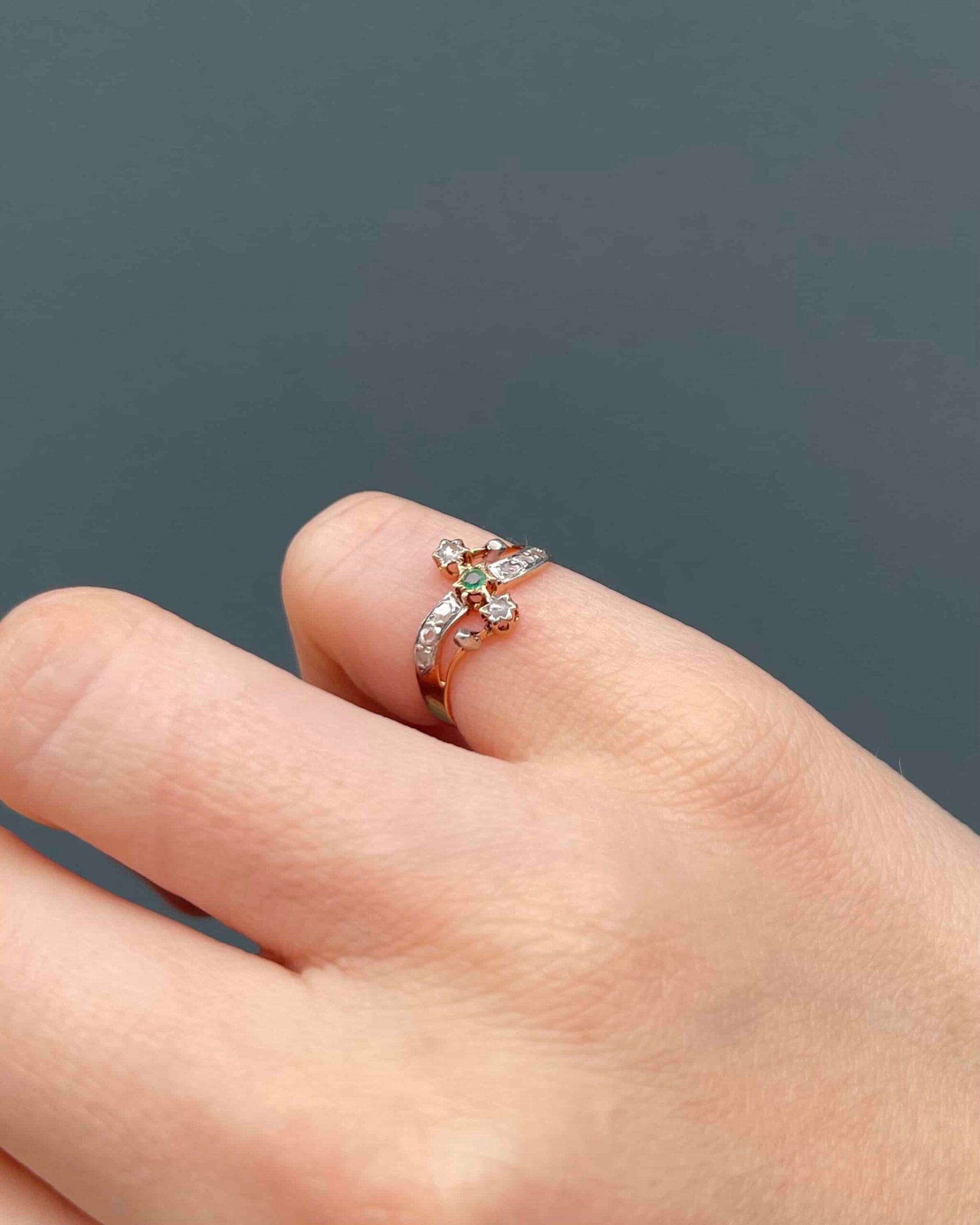 Anillo Art Déco con tourbillon de esmeraldas y diamantes "Aurore"