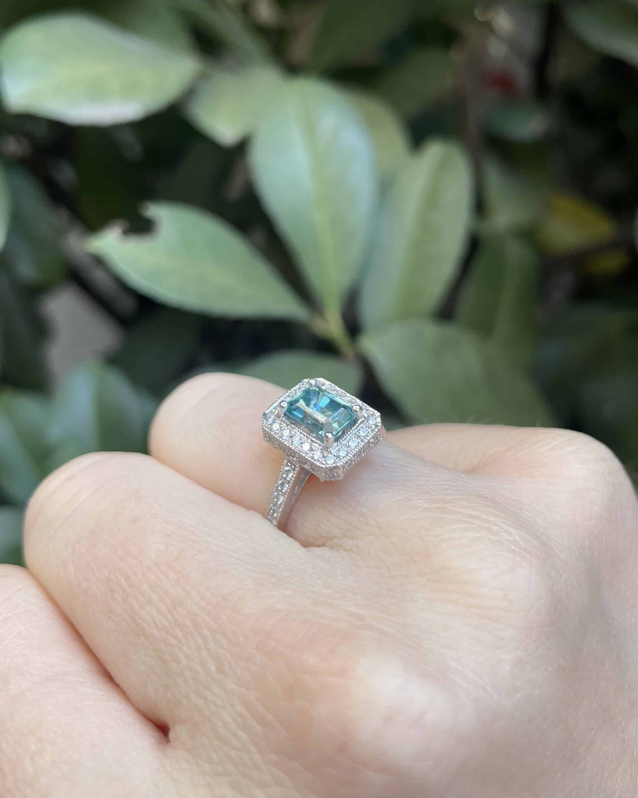 Anillo estilo art déco con circonitas de 1,70 quilates y 50 diamantes "Ayla"