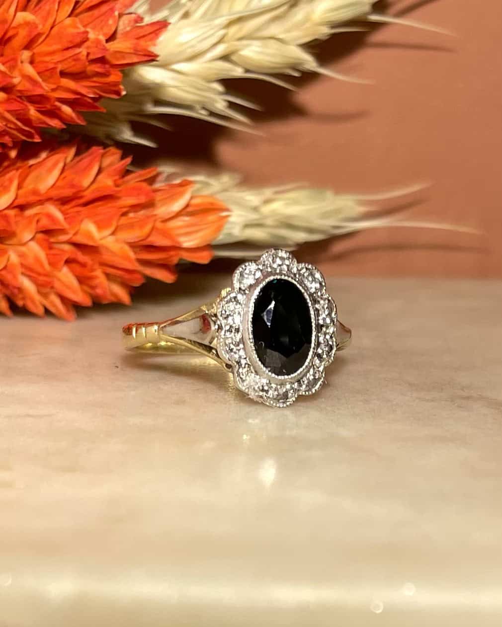 Anillo de zafiro margarita de 0,80 quilates y 10 diamantes "Marnie"