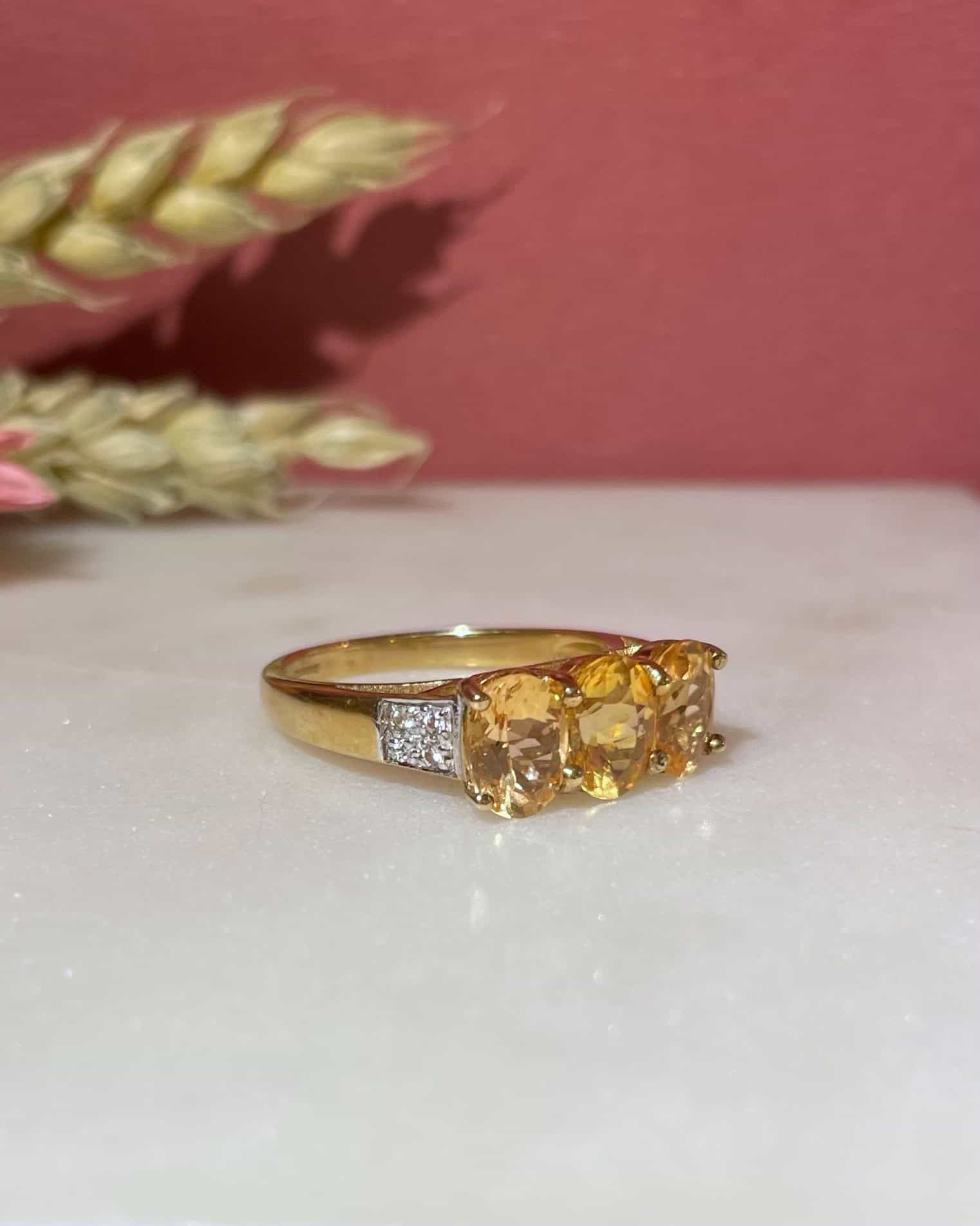 Anillo "Jocelynne" con trilogía de topacio amarillo y diamantes de 3 quilates