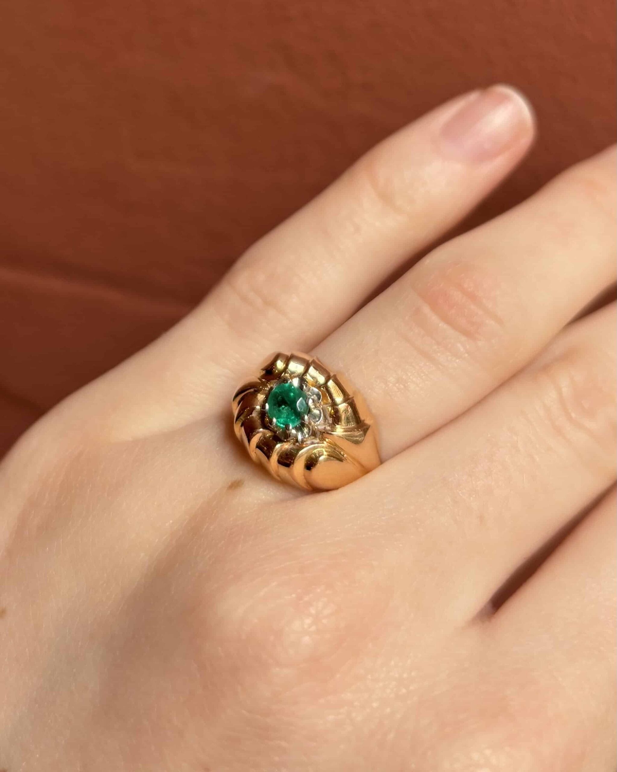 Anillo tipo brazalete con esmeralda en espiral de 0,25 quilates «Telma»
