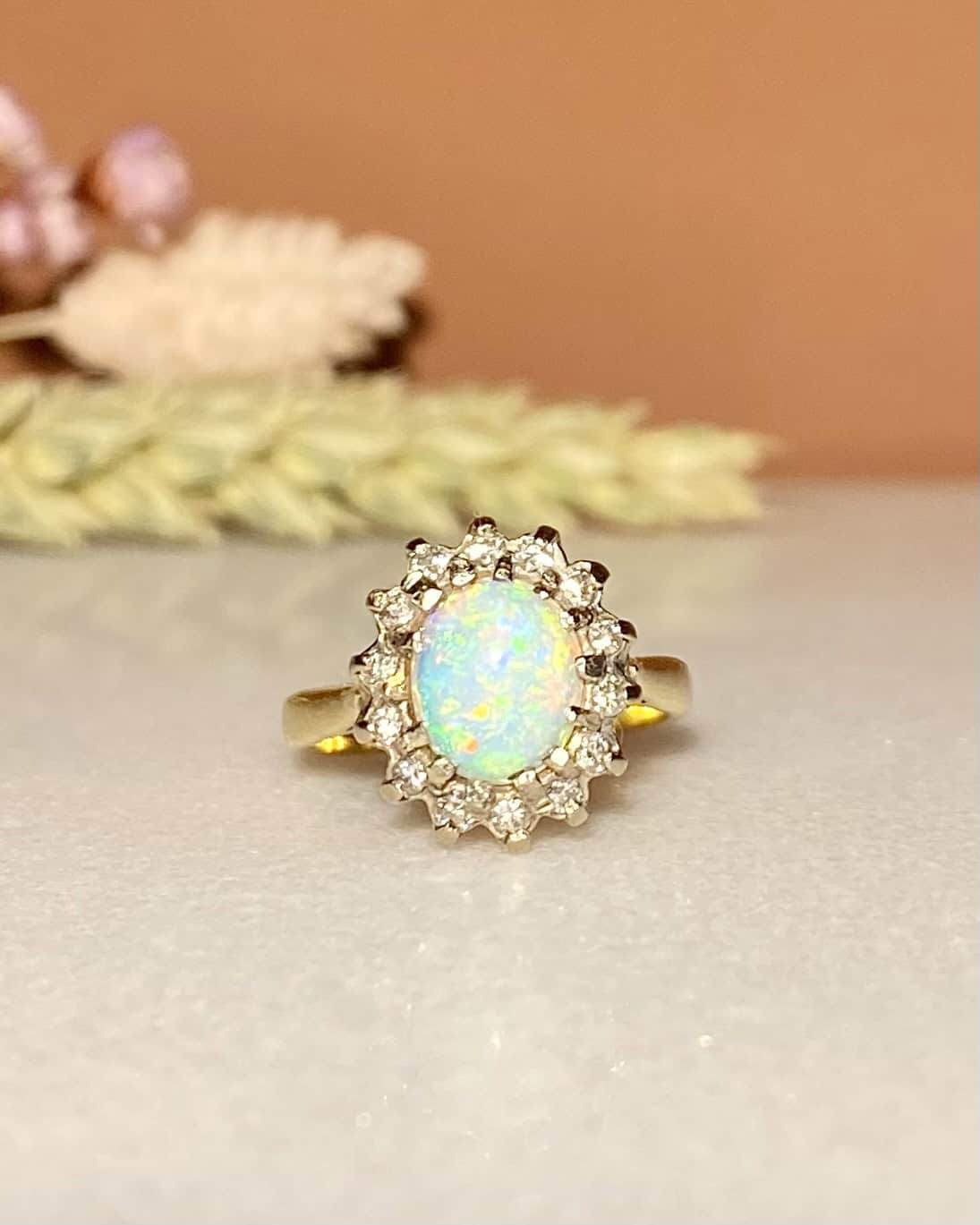 Bague Marguerite Opale Cabochon & Diamants "Roxanne"