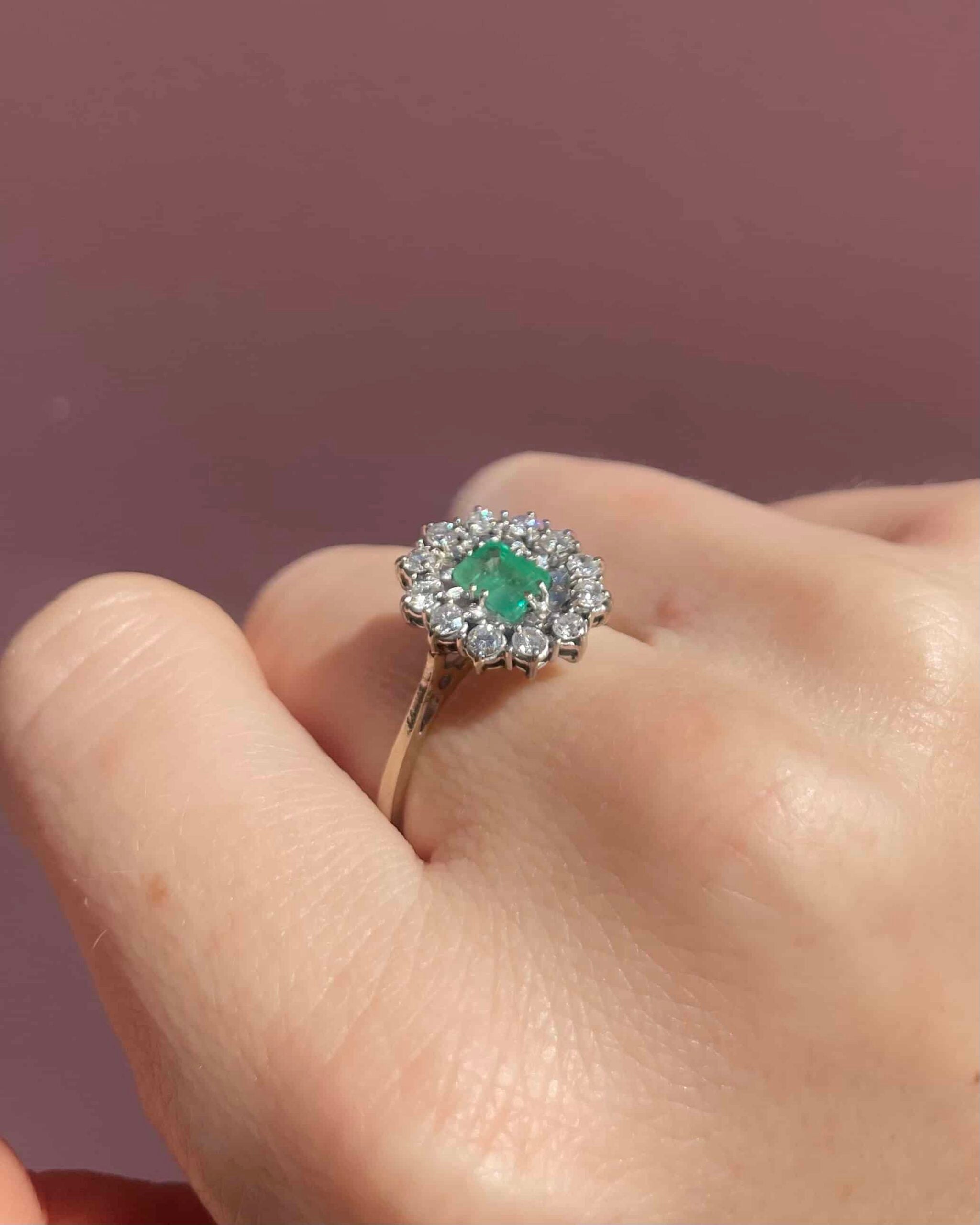 Bague Marguerite Émeraude 0.70 Carat & 12 Diamants "Carolie"