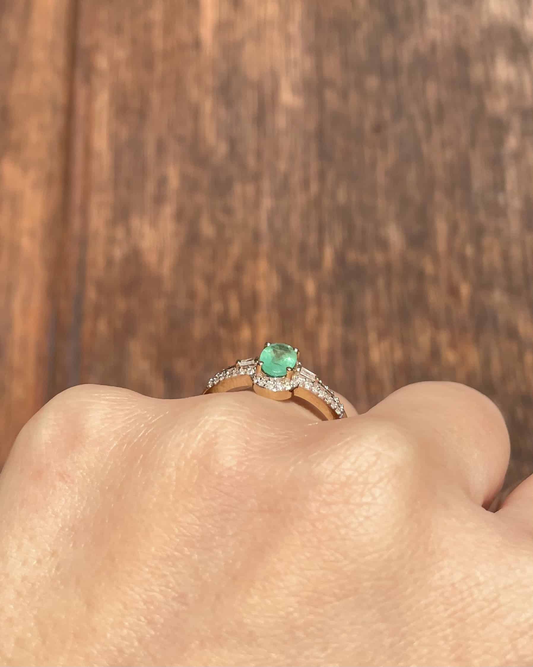 Bague Vintage Émeraude 0.65 carat & Diamants "Hope"