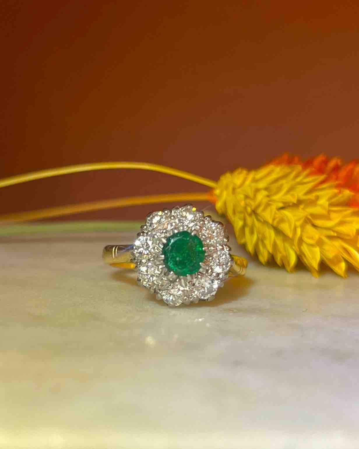 Anillo "Loulie" con margaritas de esmeralda y diamantes