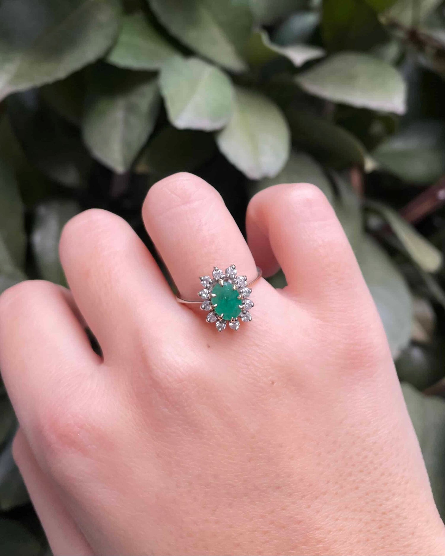 Anillo "Niya" con margaritas de esmeralda y diamantes de 0,70 quilates