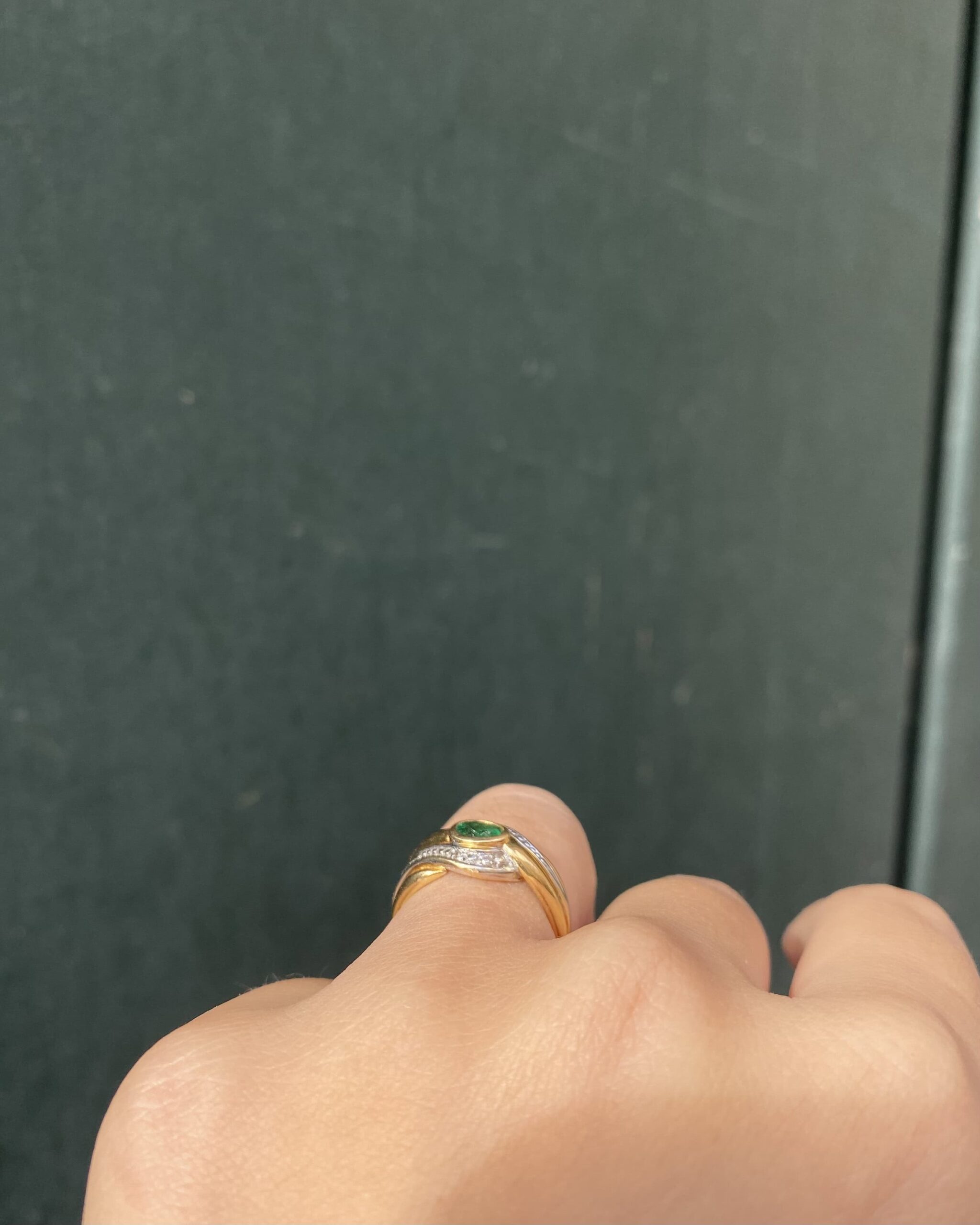 Anillo "Sabrina" con tourbillon de esmeraldas y diamantes