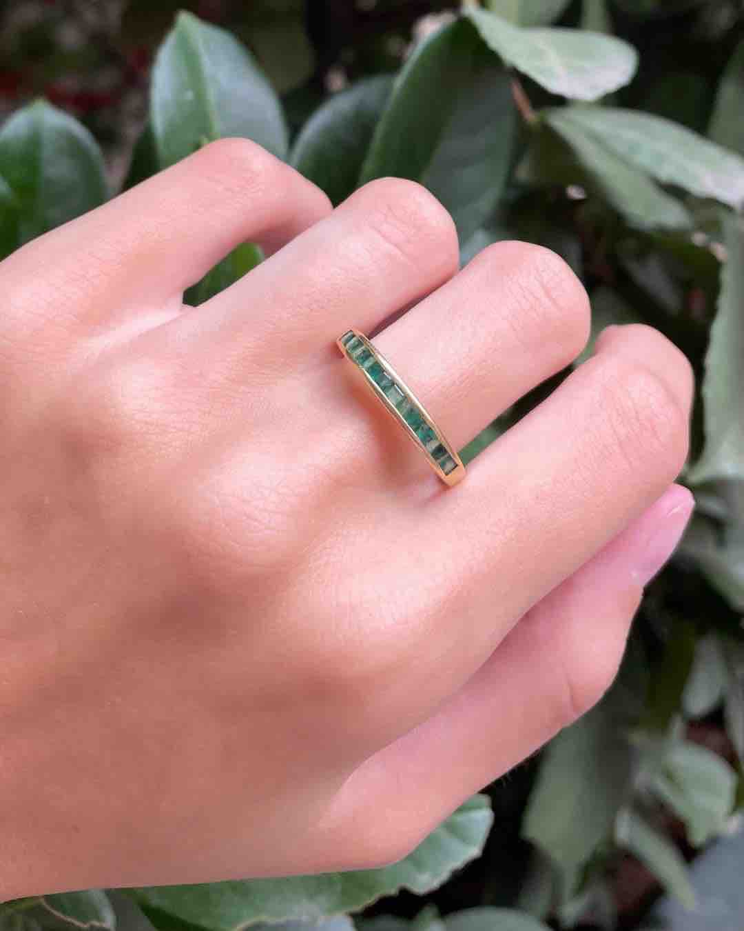 Demi-Alliance 11 Émeraudes Calibrées "Cyrus"