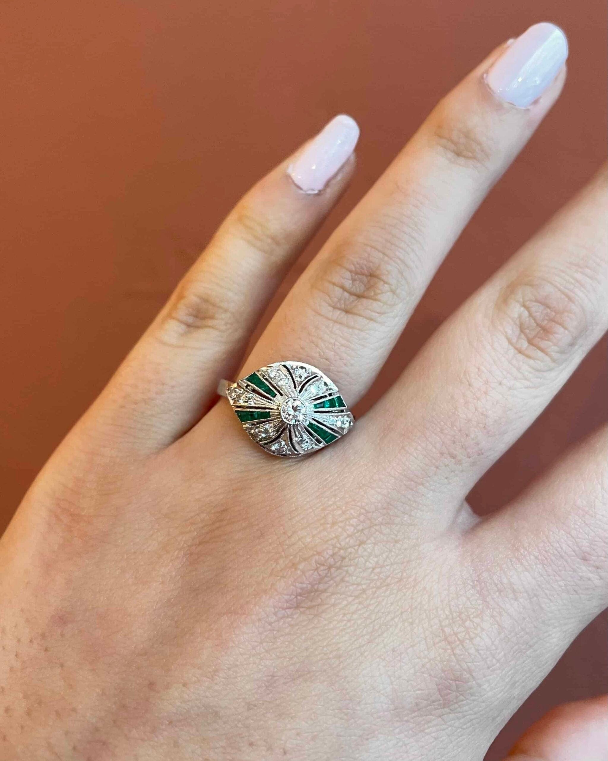 Anillo estilo Art Déco con 12 esmeraldas y 17 diamantes "Verónica"