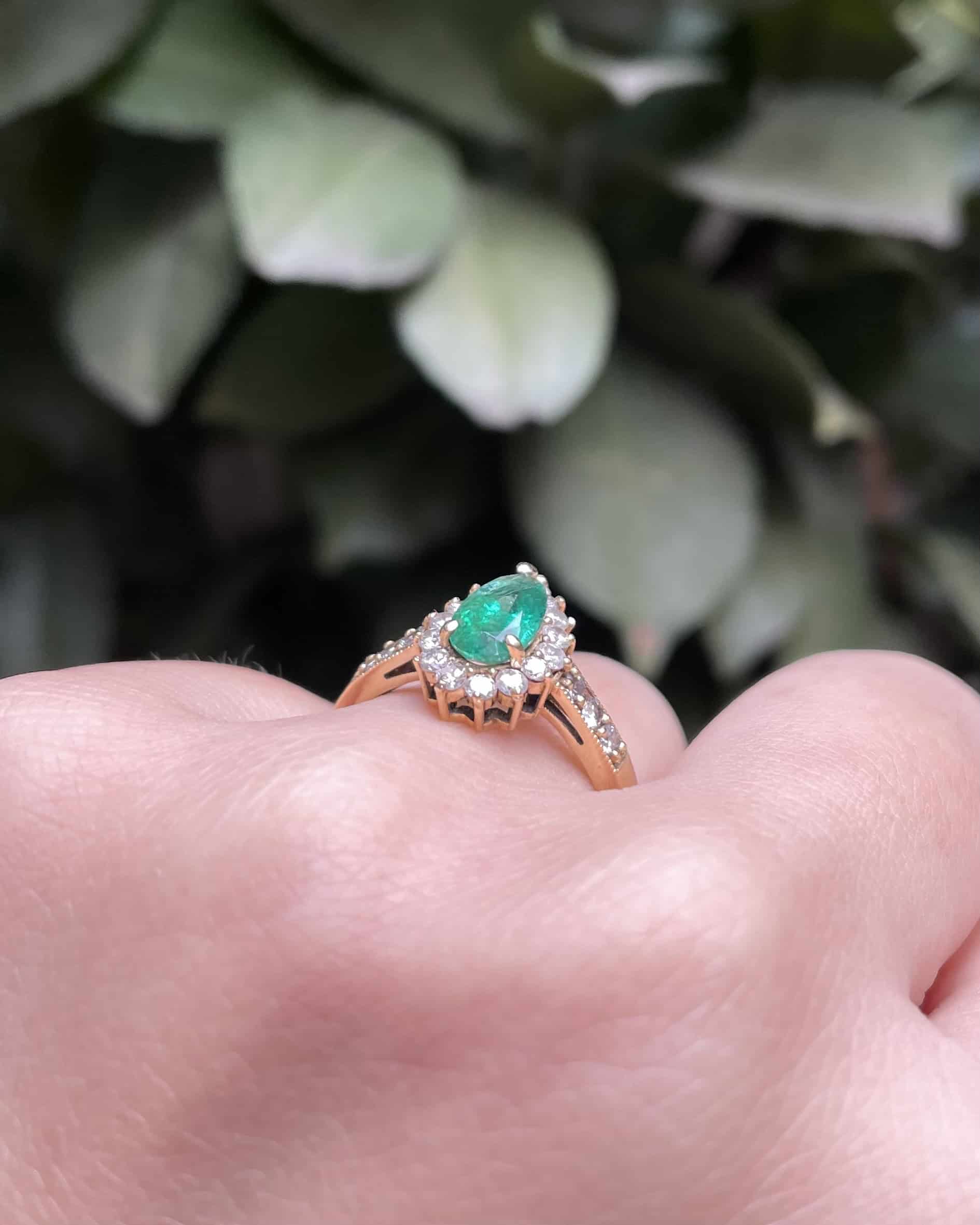 Bague Marguerite Émeraude 0.68 carat & Diamants "Nelia"