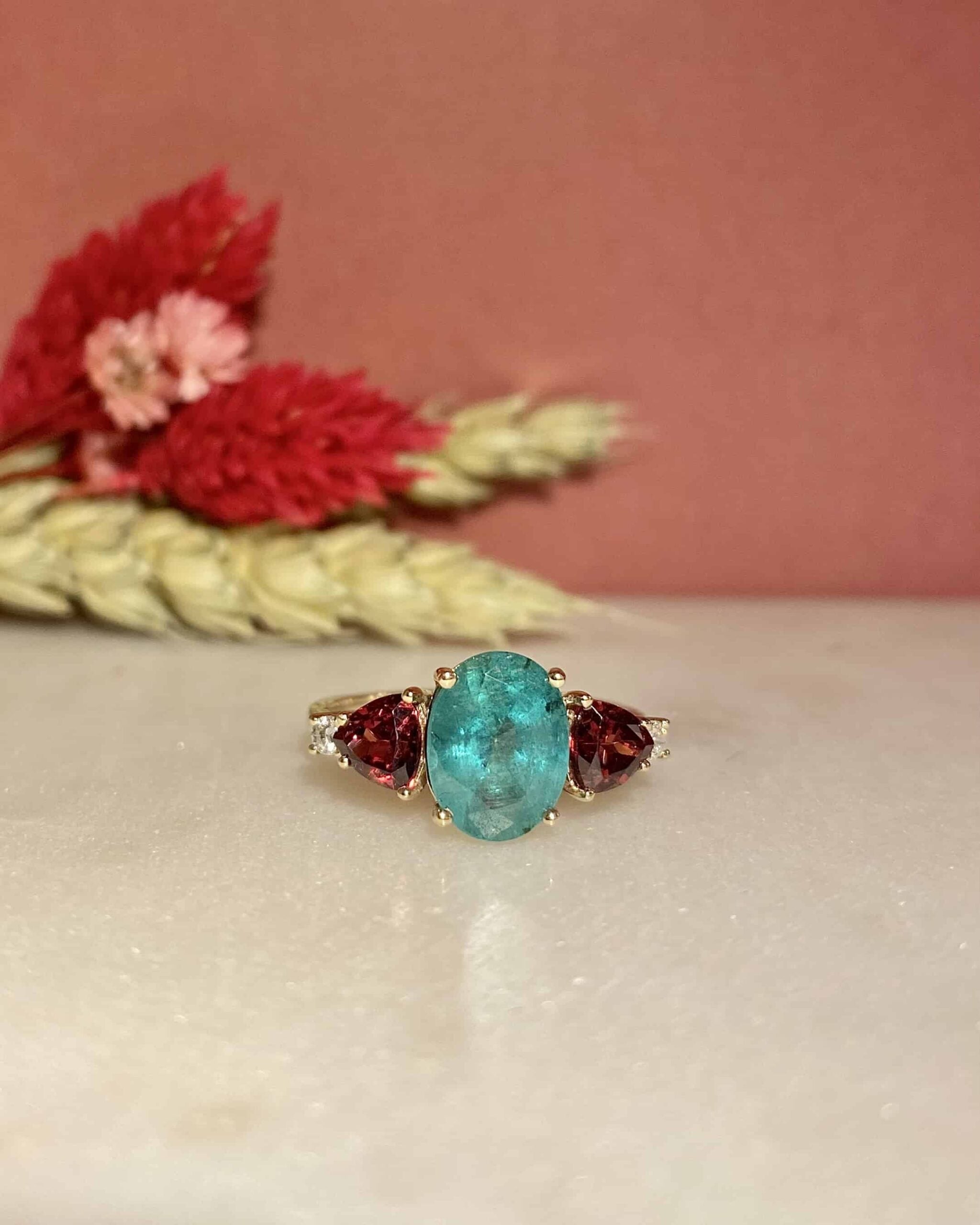 Bague Trilogie Émeraude 1.90 carat, Grenats & Diamants "Gaby"