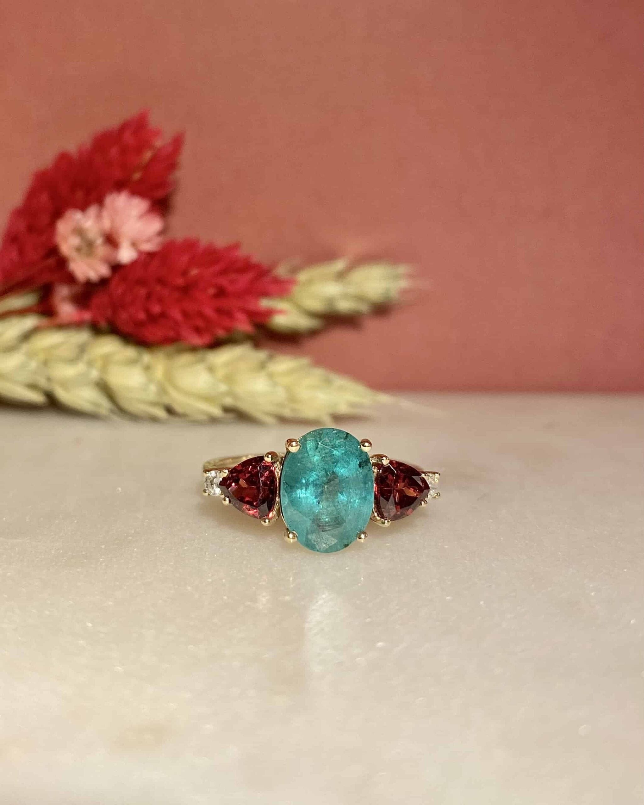 Bague Trilogie Émeraude 1.90 carat, Grenats & Diamants "Gaby"