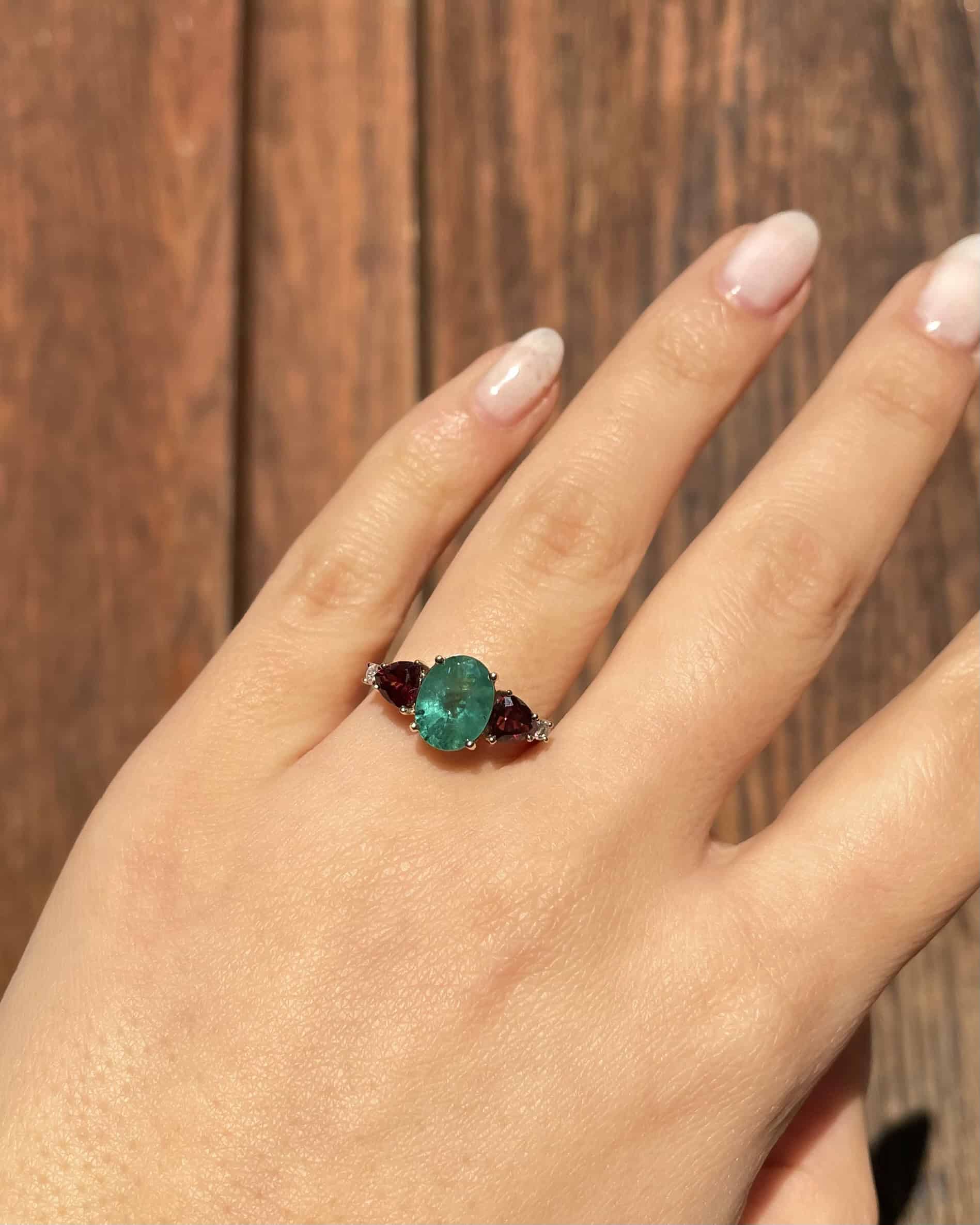 Anillo "Gaby" de trilogía de esmeralda, granate y diamantes de 1,90 quilates