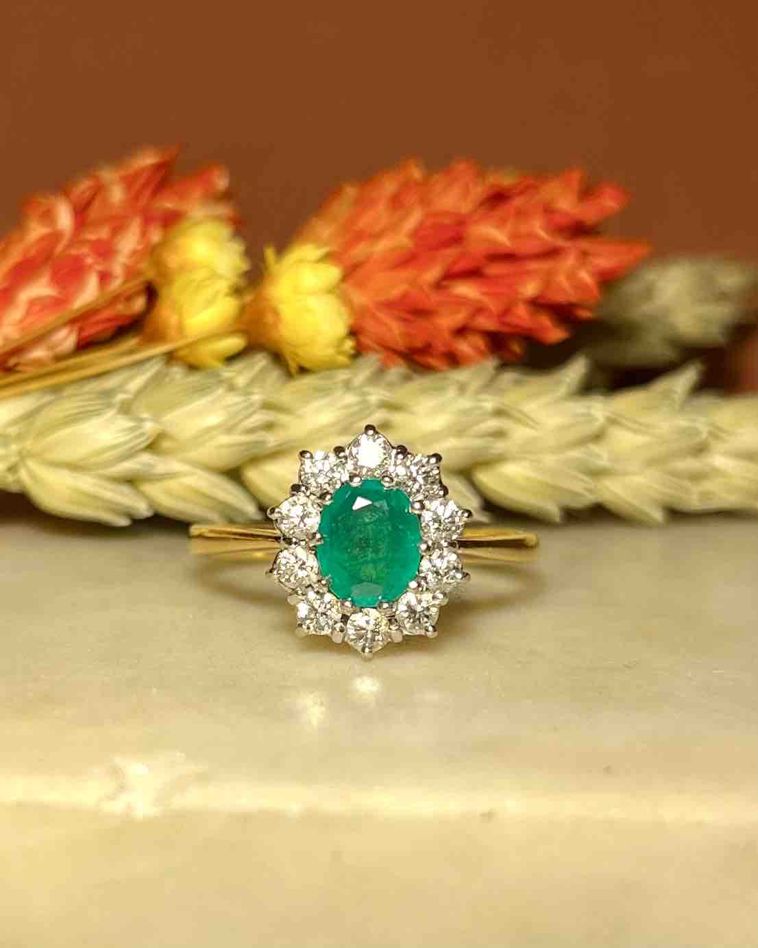 Anillo "Kelya" con esmeralda y margarita de 10 diamantes