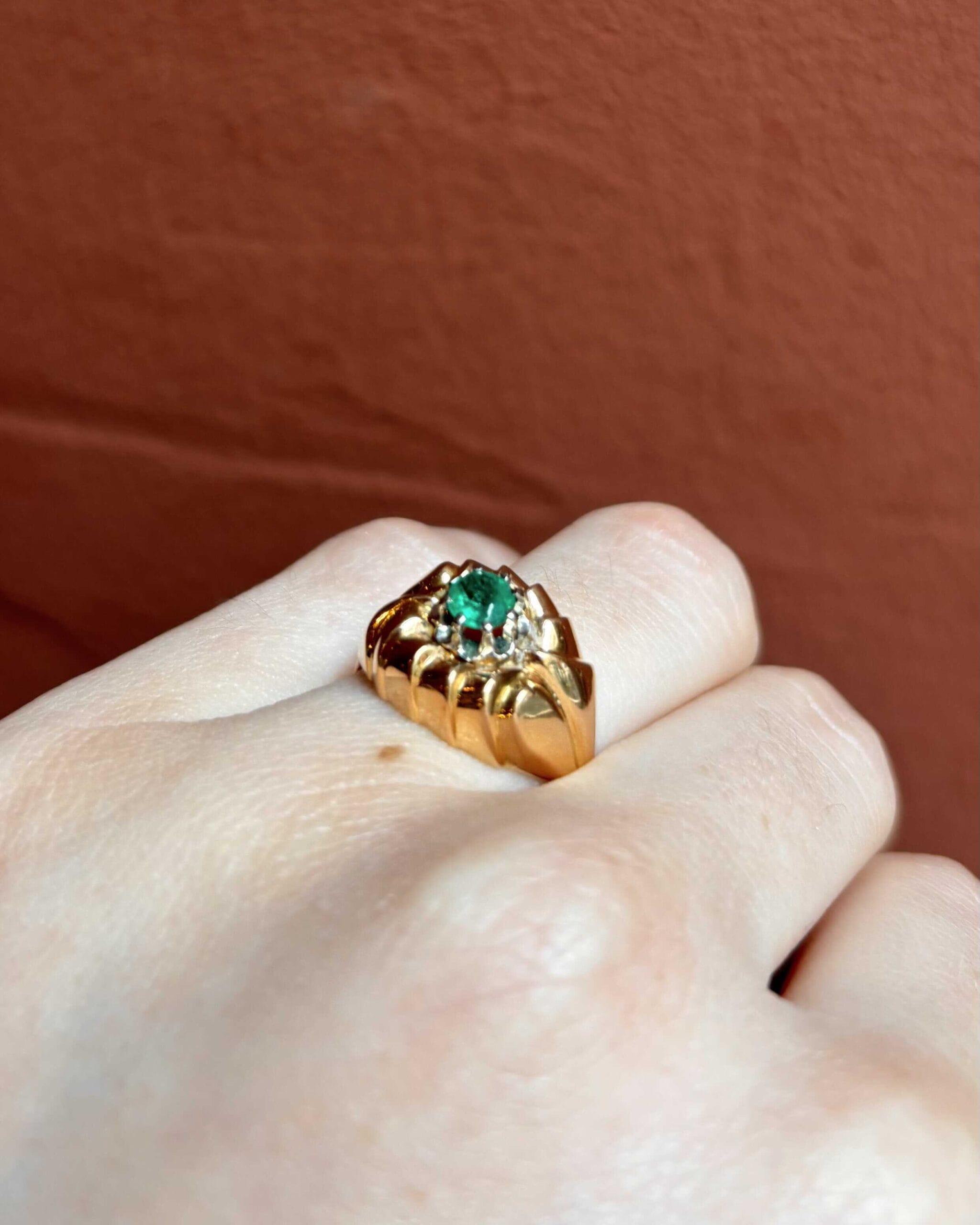 Anillo tipo brazalete con esmeralda en espiral de 0,25 quilates «Telma»