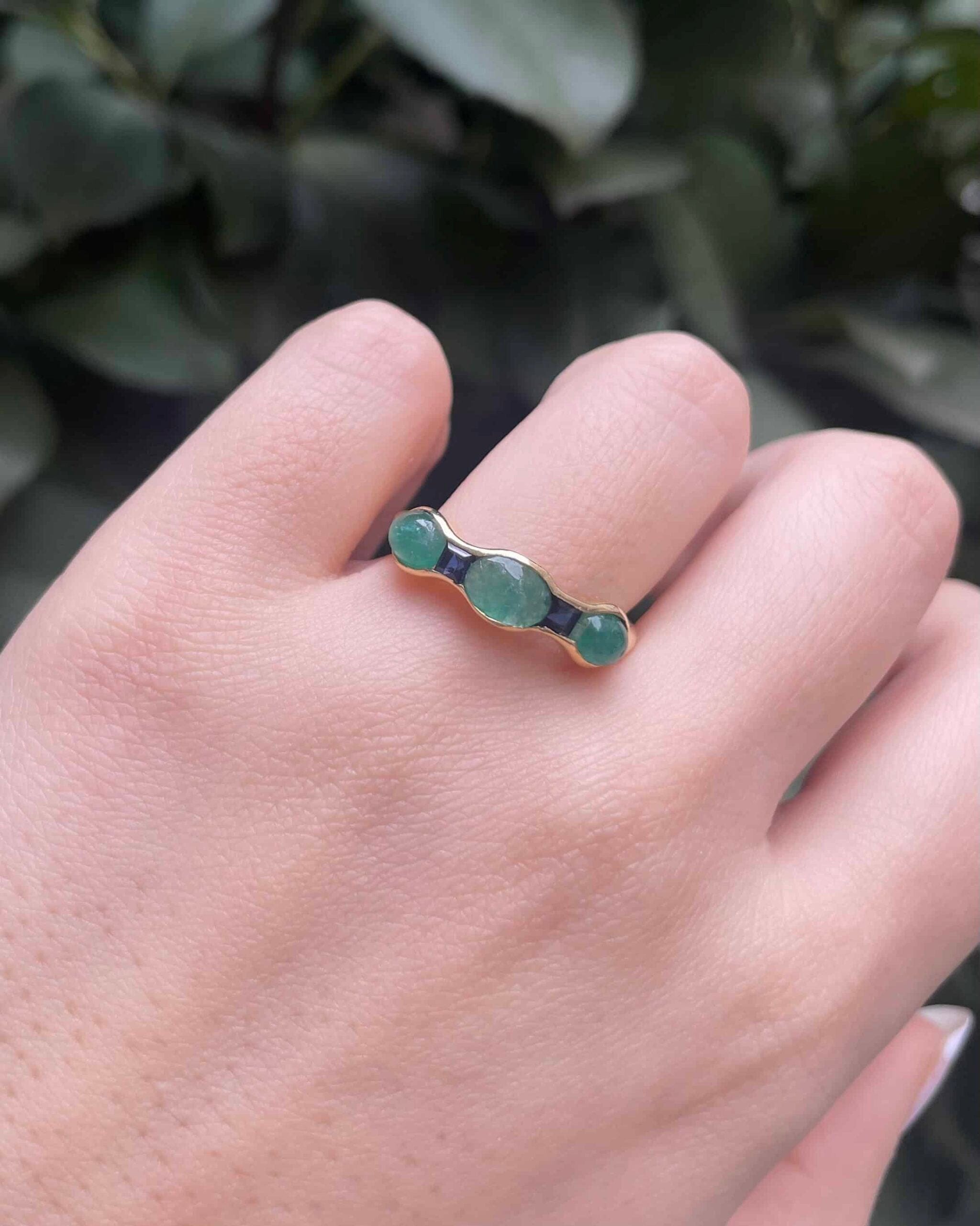 Bague Jonc Émeraudes 1.60 carat & Saphirs "Alison" - Elliade Paris