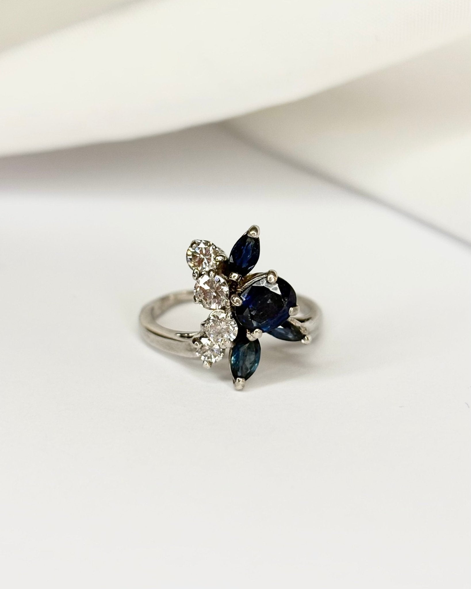 Bague Fleur Déstructurée Saphirs 1 carat & Diamants 0.45 carat "May" - Elliade Paris