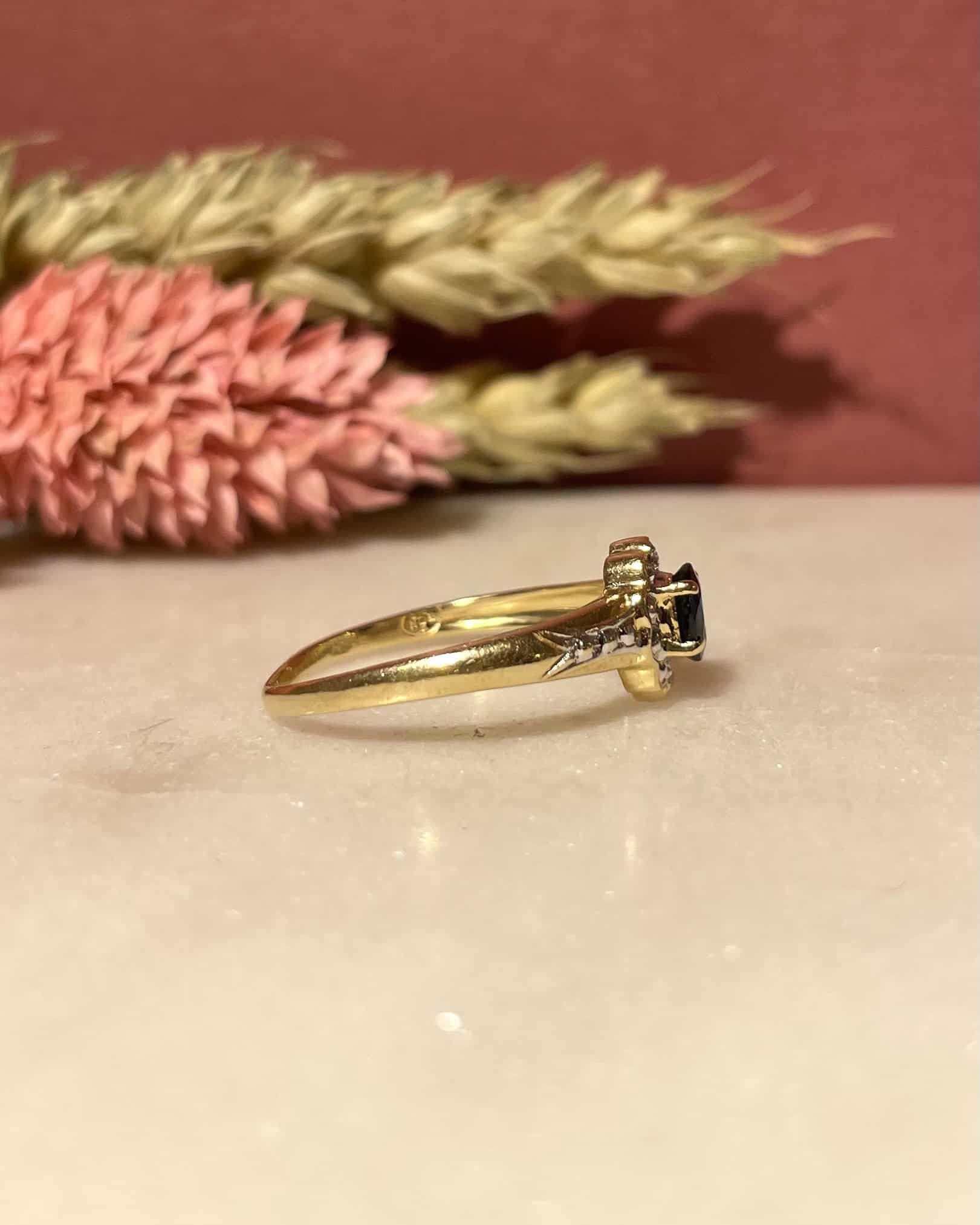 Bague Marguerite Saphir 0.45 carat & Diamants "Ayana" - Elliade Paris