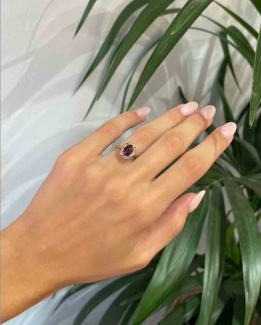 Anillo "Zoella" con margaritas de granate y diamantes