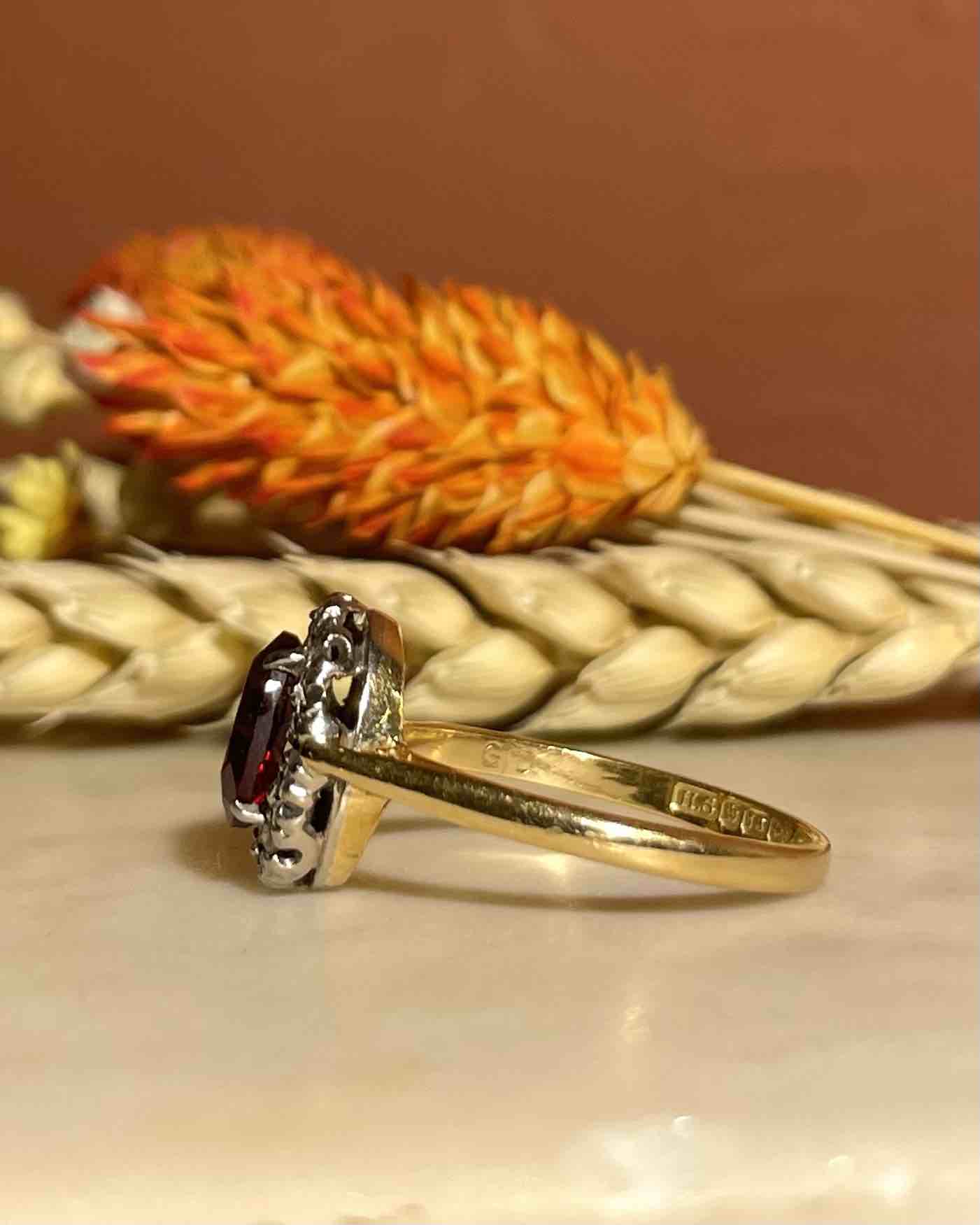 Anillo "Zoella" con margaritas de granate y diamantes